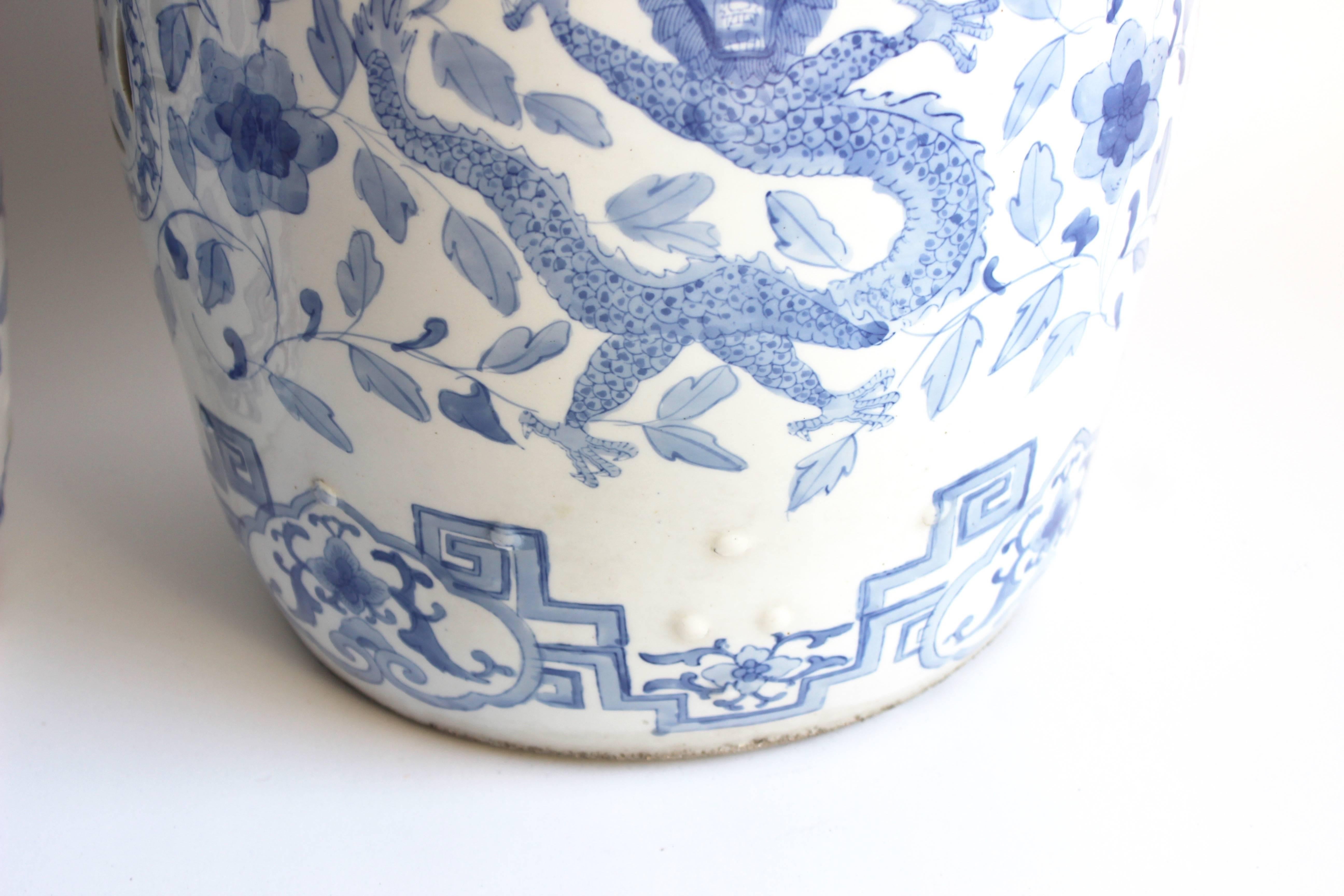 Paar chinesische Gartenhocker in Blau und Weiß 3