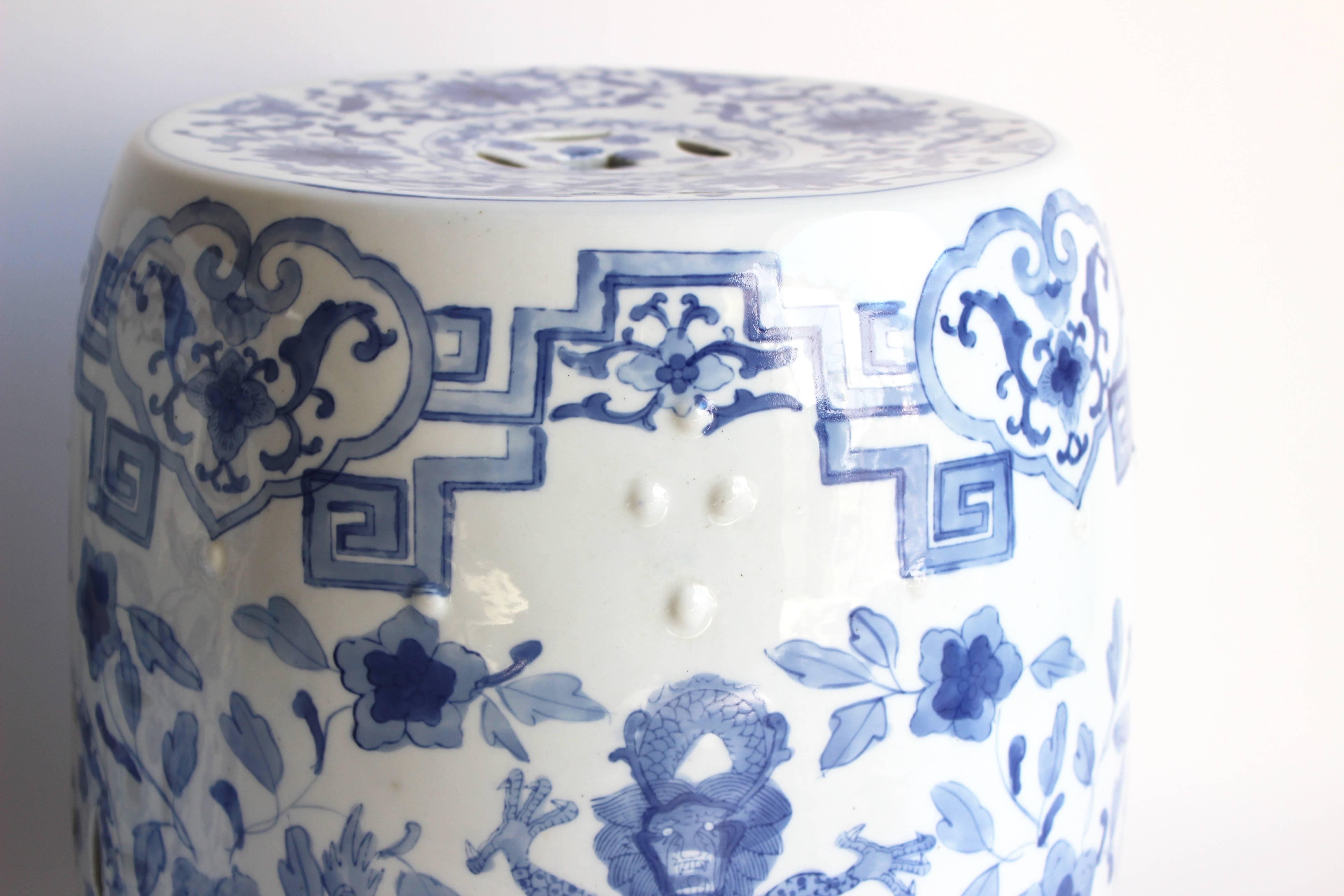 Paar chinesische Gartenhocker in Blau und Weiß 4