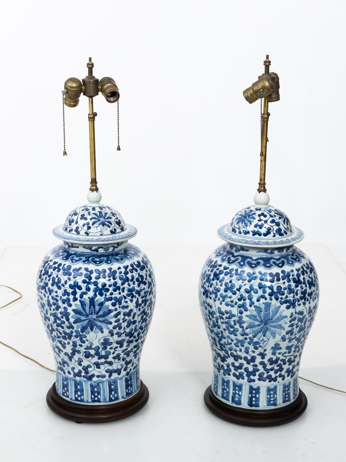 Grande paire de lampes chinoises en porcelaine bleue et blanche en forme de pot à gingembre sur des bases en acajou:: vers le 19e siècle. Les abat-jour ne sont pas inclus 
  