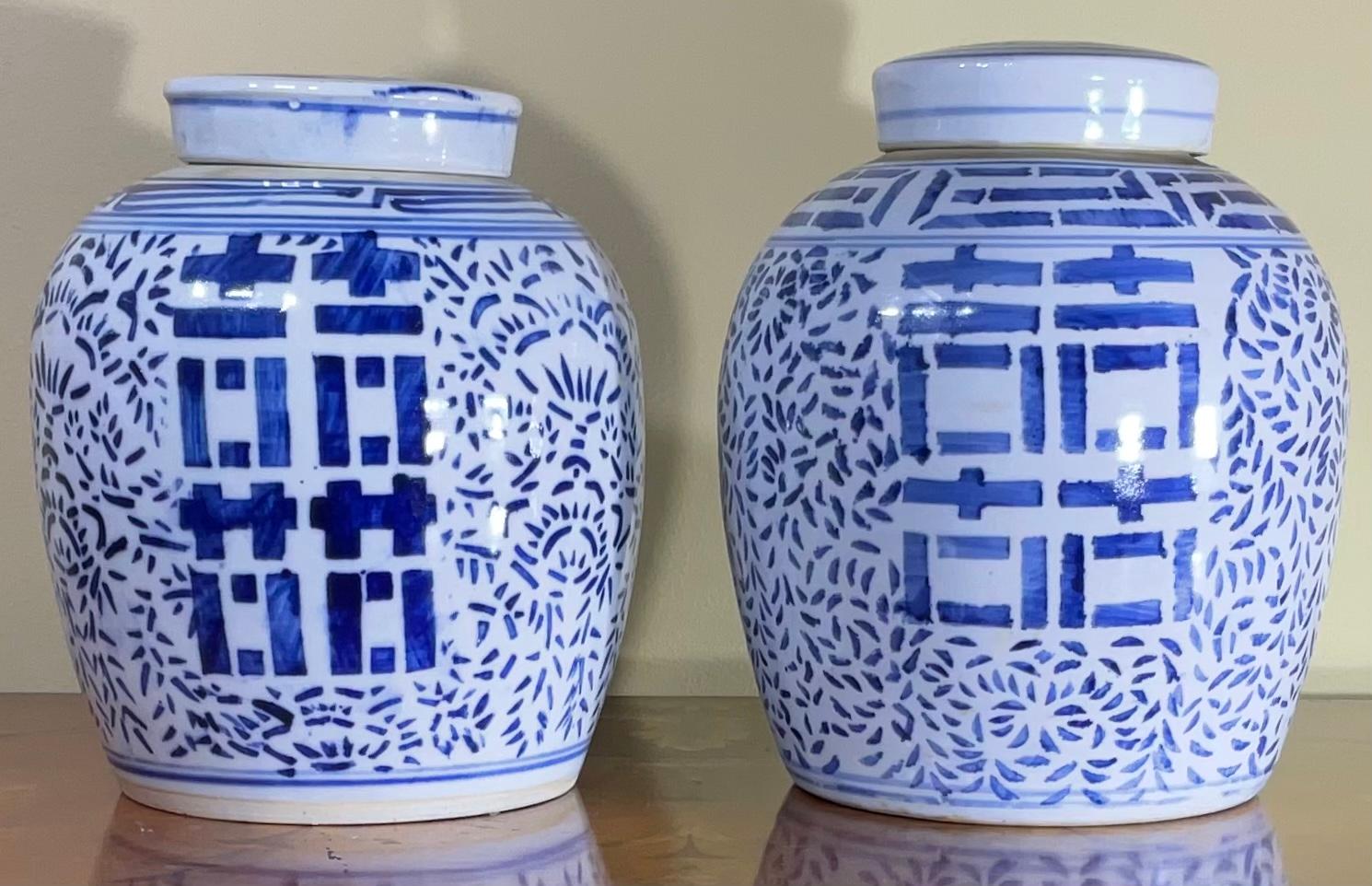 Paar chinesische blau-weiße, handdekorierte Porzellangläser, 20. Jahrhundert im Angebot 4