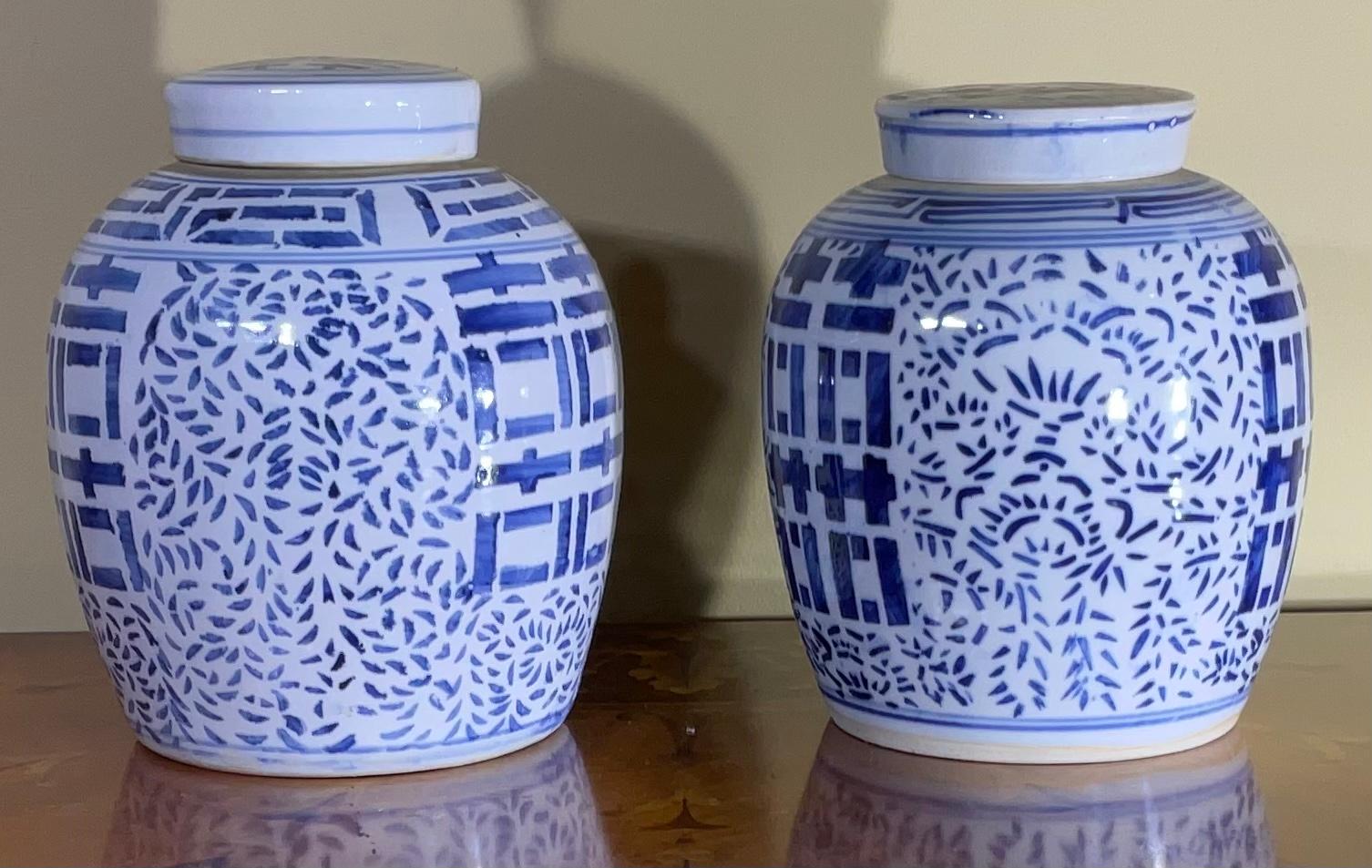Paar chinesische blau-weiße, handdekorierte Porzellangläser, 20. Jahrhundert (Chinesisch) im Angebot