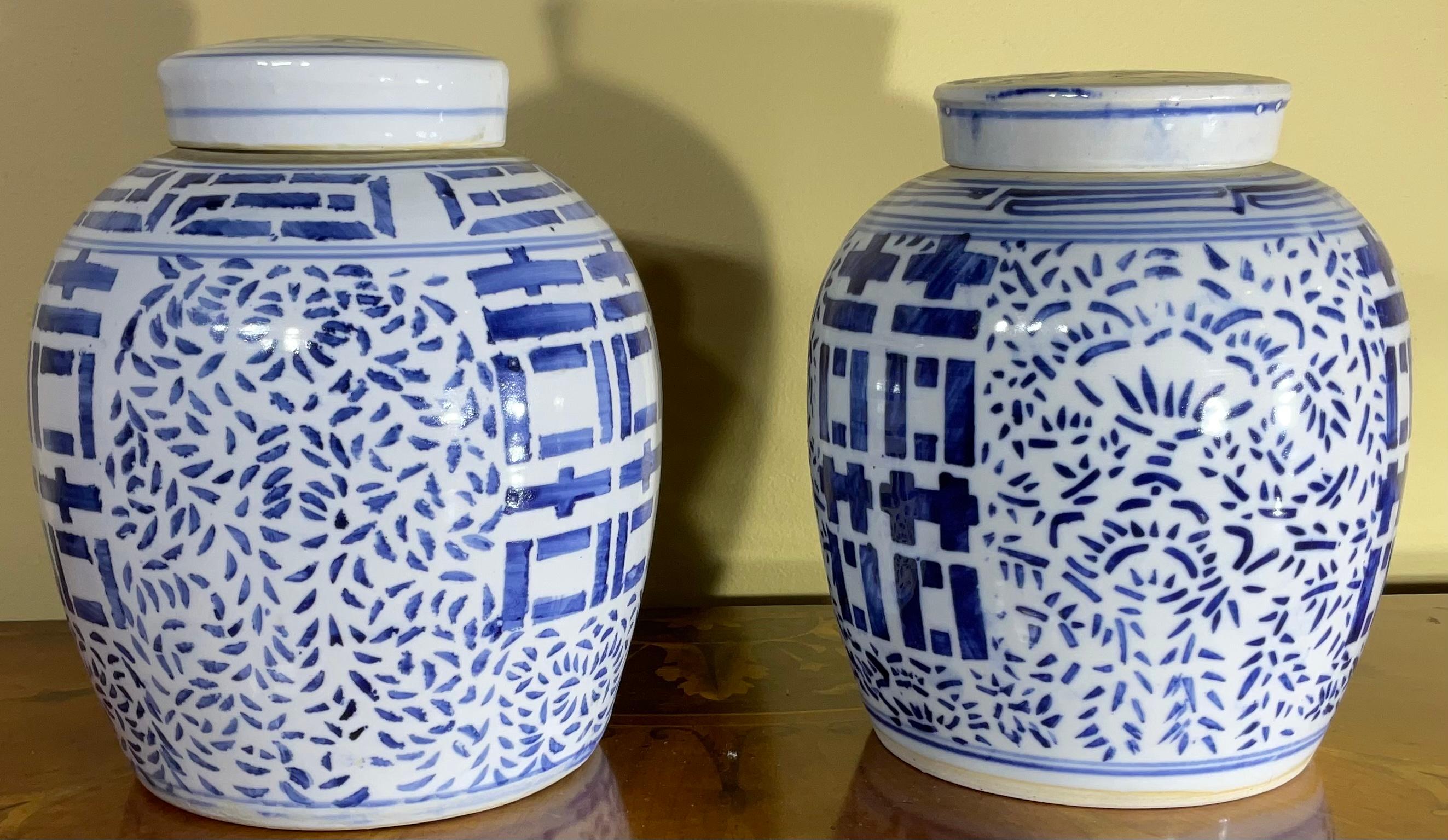Paar chinesische blau-weiße, handdekorierte Porzellangläser, 20. Jahrhundert (Glasiert) im Angebot
