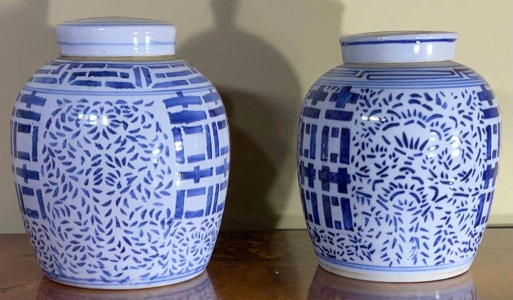 Paar chinesische blau-weiße, handdekorierte Porzellangläser, 20. Jahrhundert (Keramik) im Angebot
