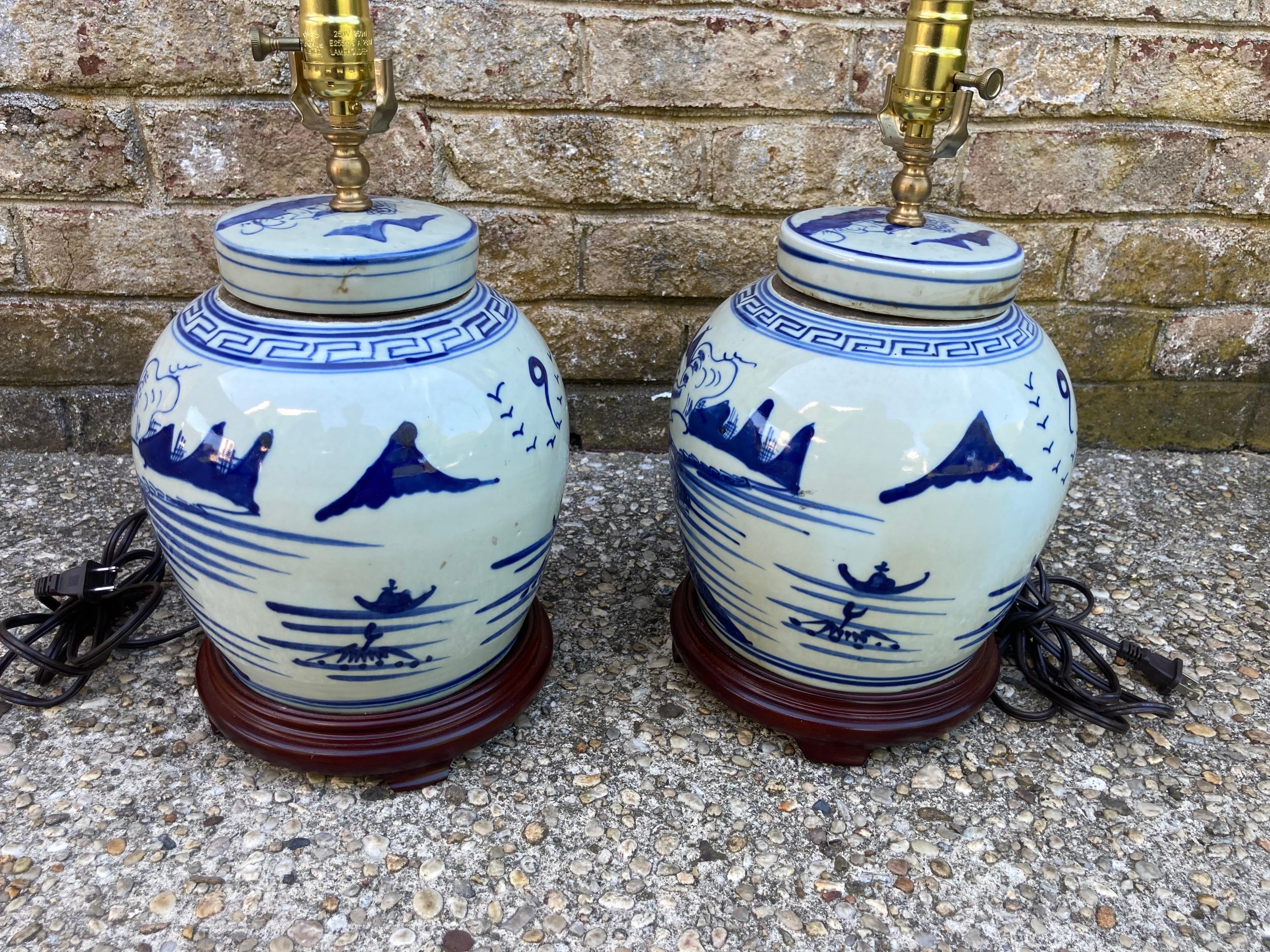 Paire de lampes chinoises en forme de jarre bleu et blanc Bon état - En vente à East Hampton, NY
