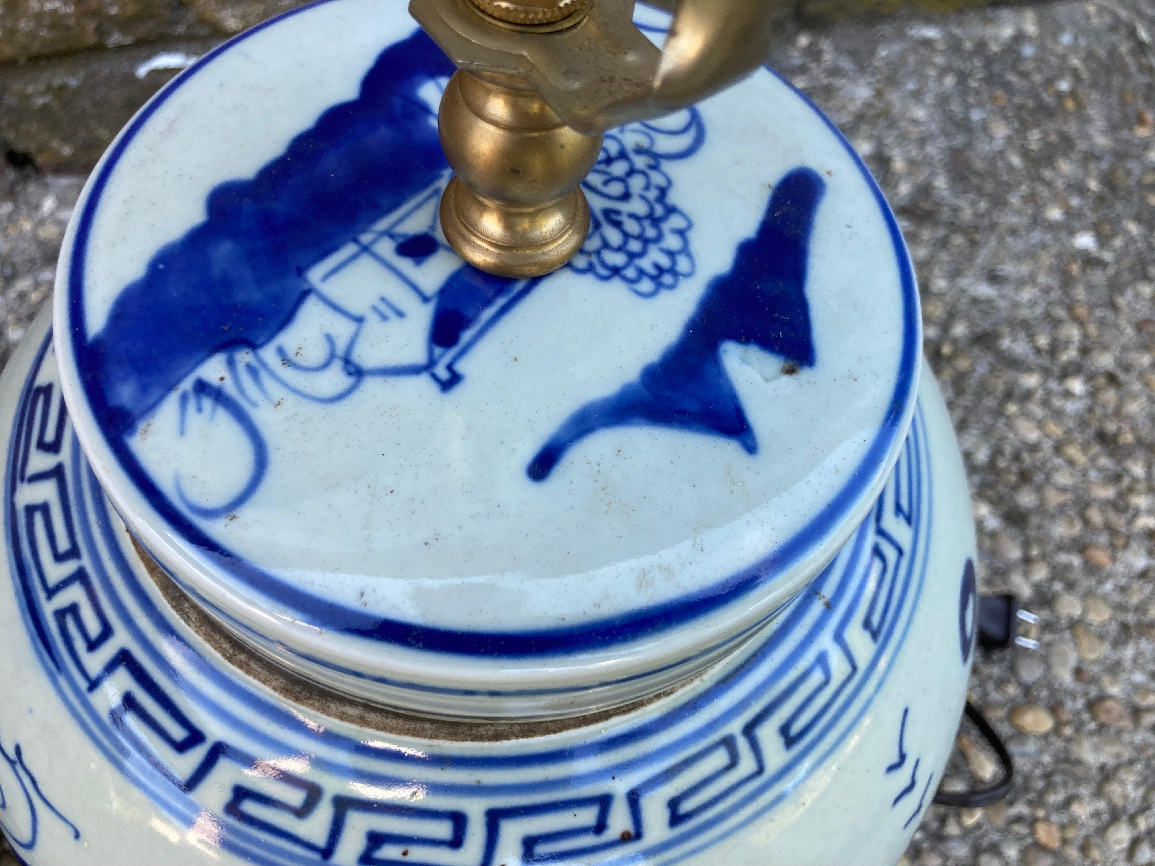 20ième siècle Paire de lampes chinoises en forme de jarre bleu et blanc en vente