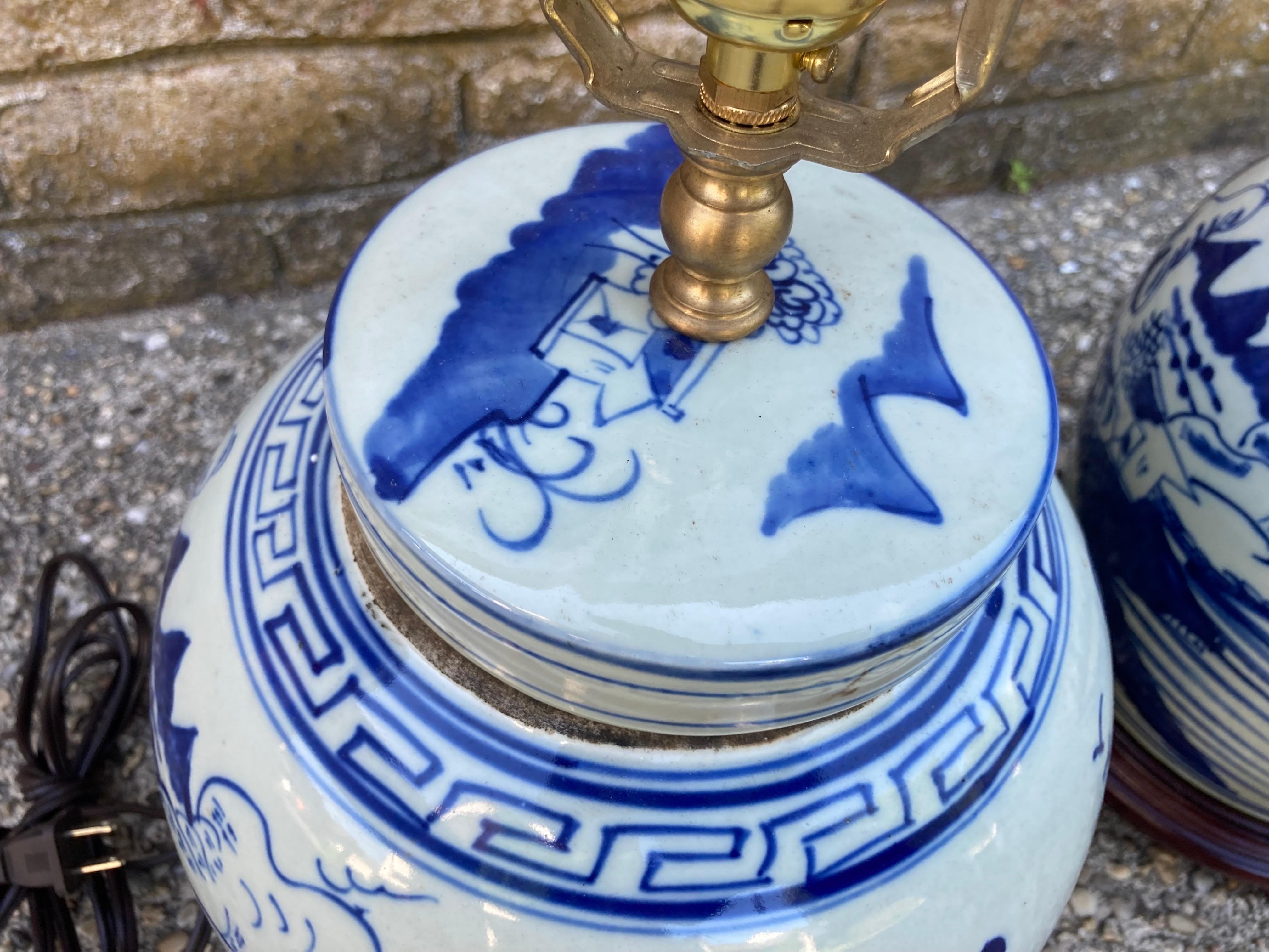 Paire de lampes chinoises en forme de jarre bleu et blanc en vente 2