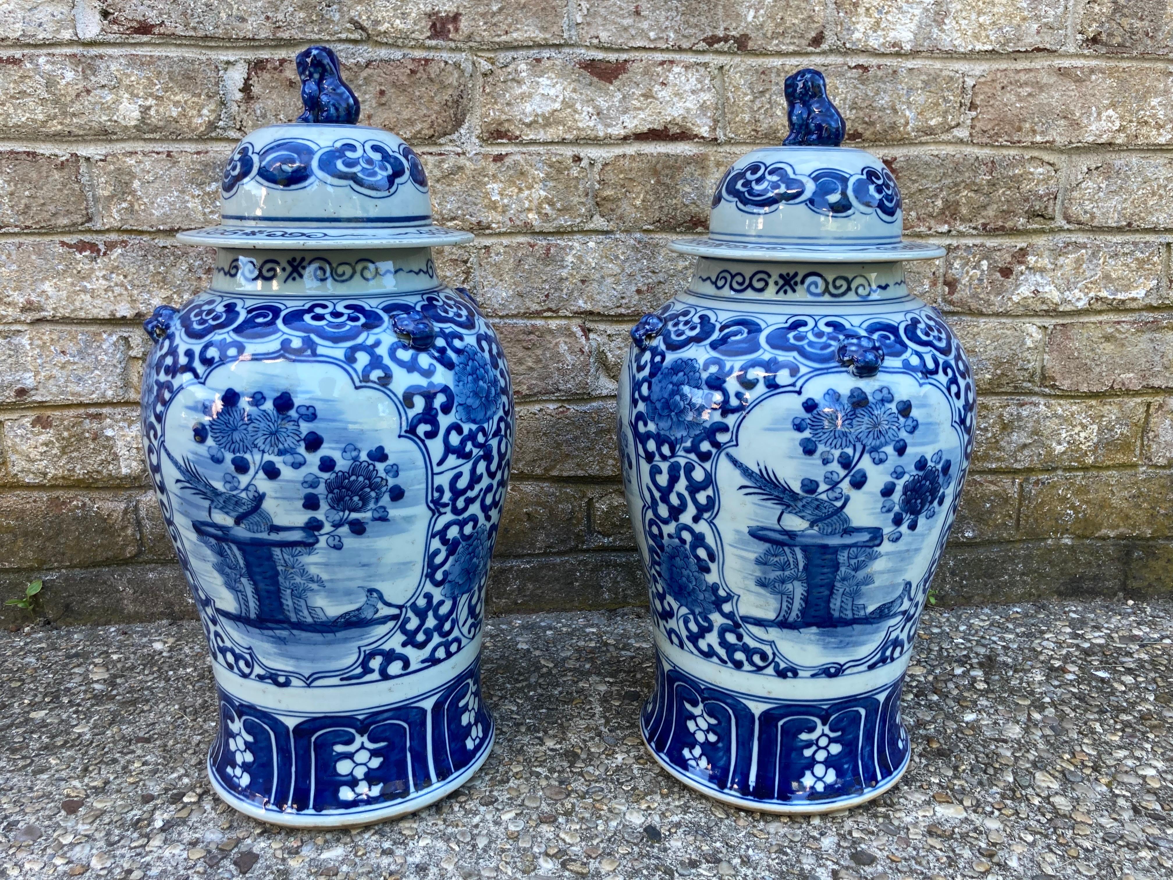 Paire de pots chinois bleus et blancs avec couvercles Bon état - En vente à East Hampton, NY