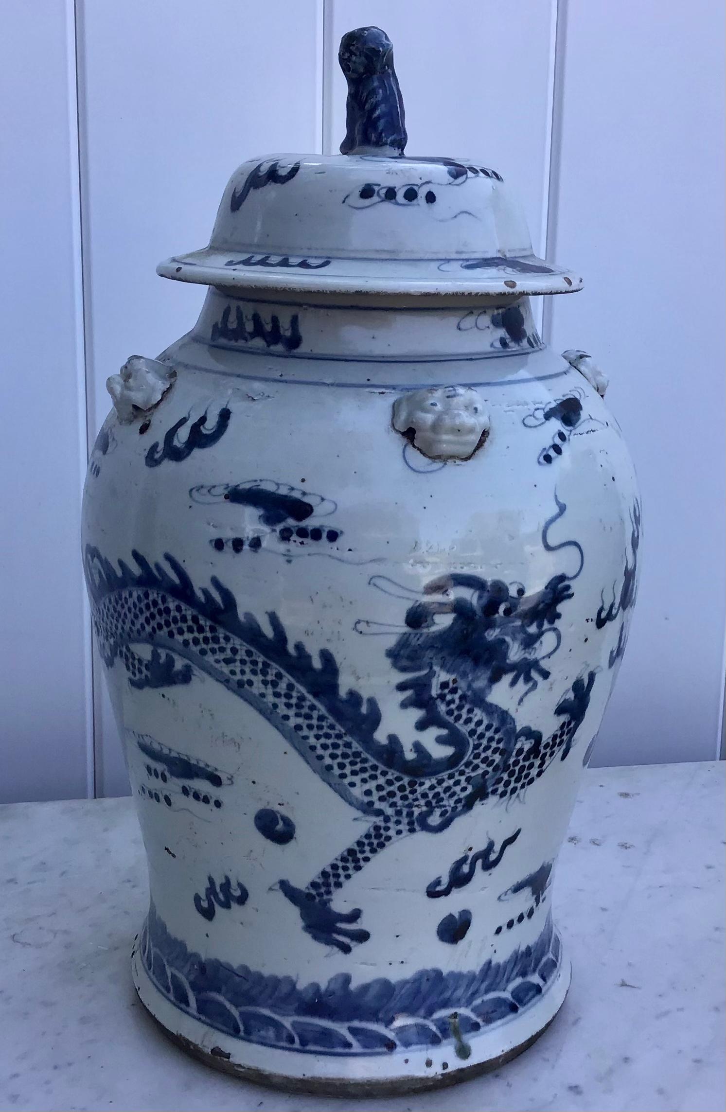 Chinois Paire de pots chinois bleus et blancs avec couvercles en vente
