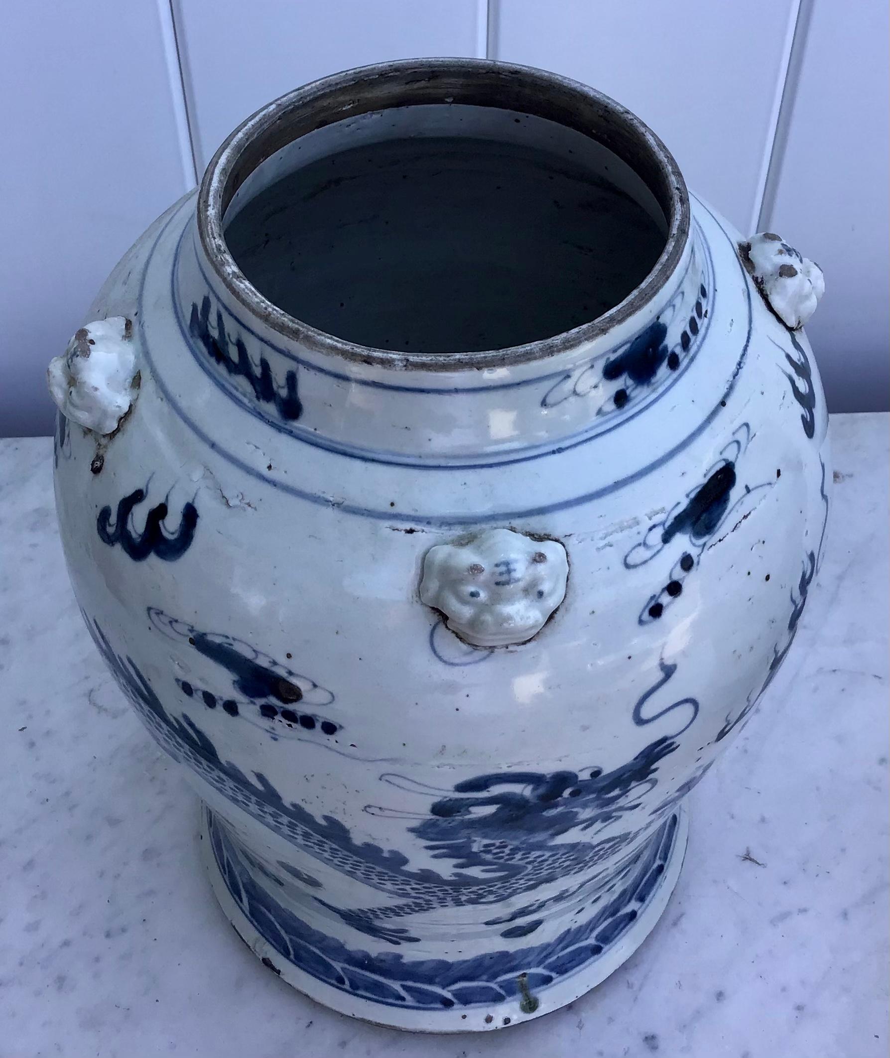 20ième siècle Paire de pots chinois bleus et blancs avec couvercles en vente