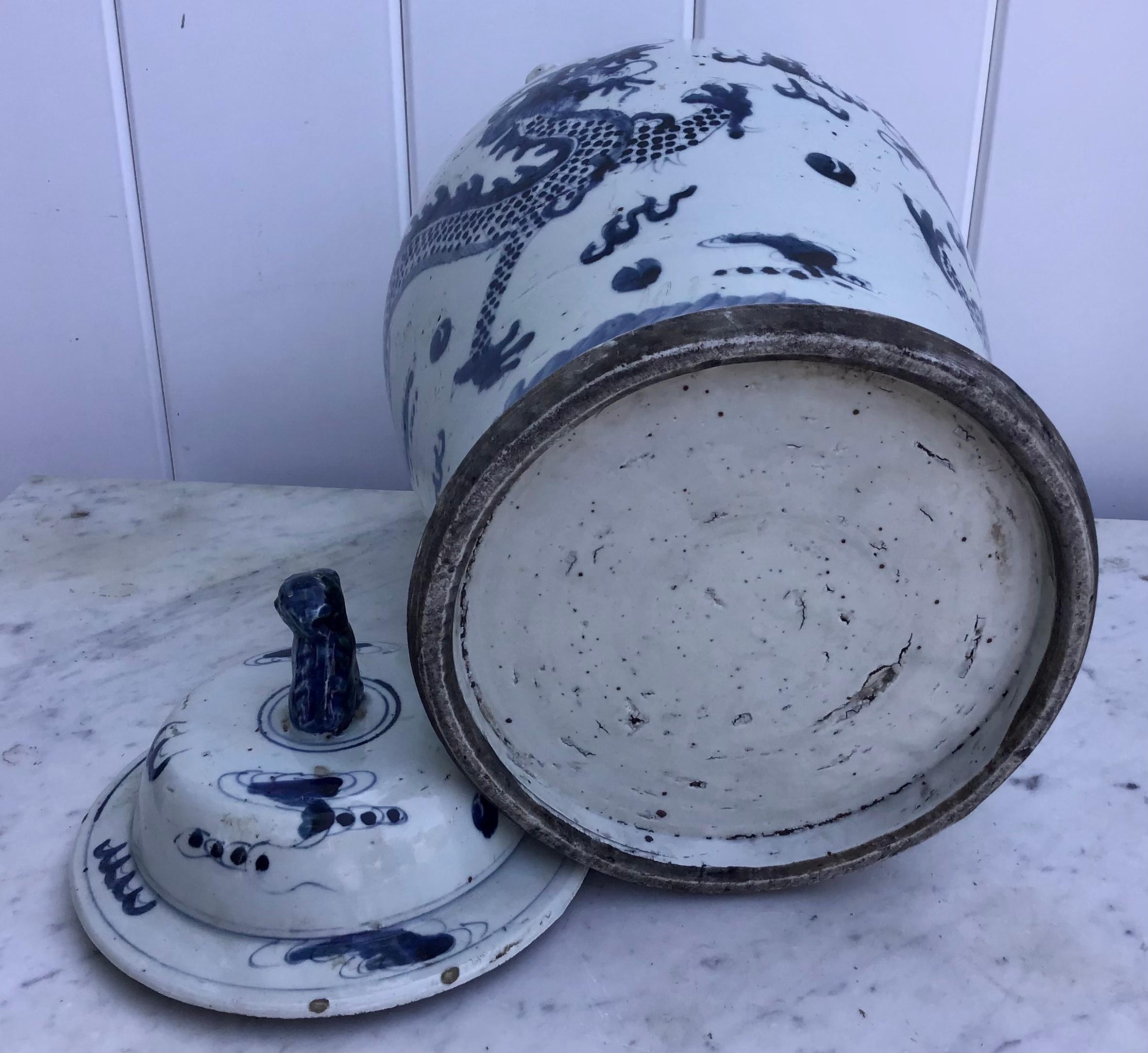Porcelaine Paire de pots chinois bleus et blancs avec couvercles en vente