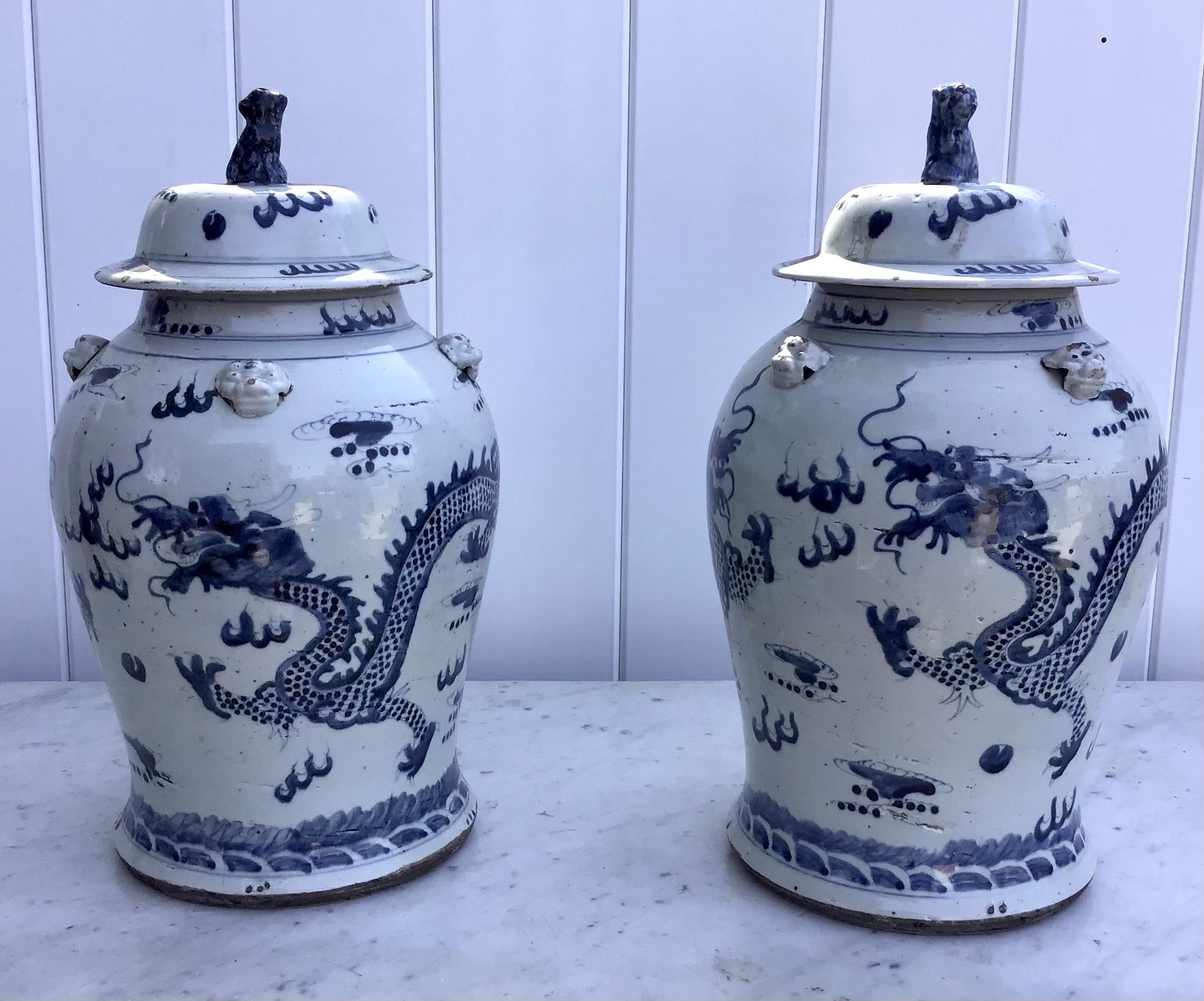 Paire de pots chinois bleus et blancs avec couvercles en vente 1