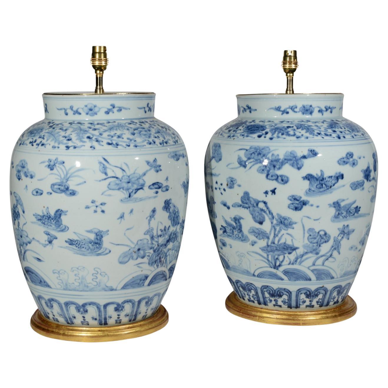 Paire de lampes de bureau chinoises de style Kangxi bleu et blanc