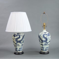 Paar chinesische blau-weiße Lampen mit Drachenmotiv
