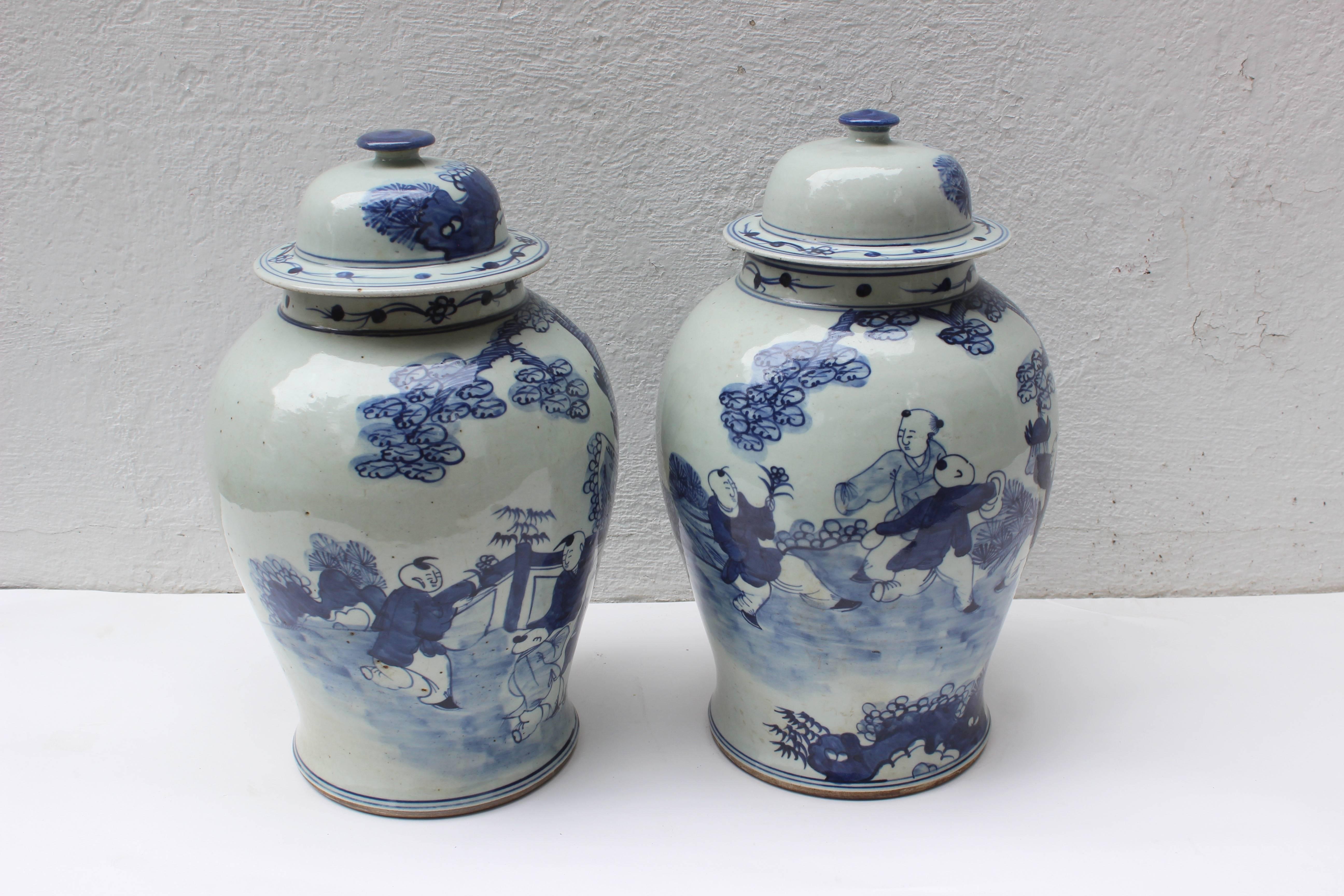 Pair of Chinese Blue and White Lidded Jars In Good Condition In East Hampton, NY