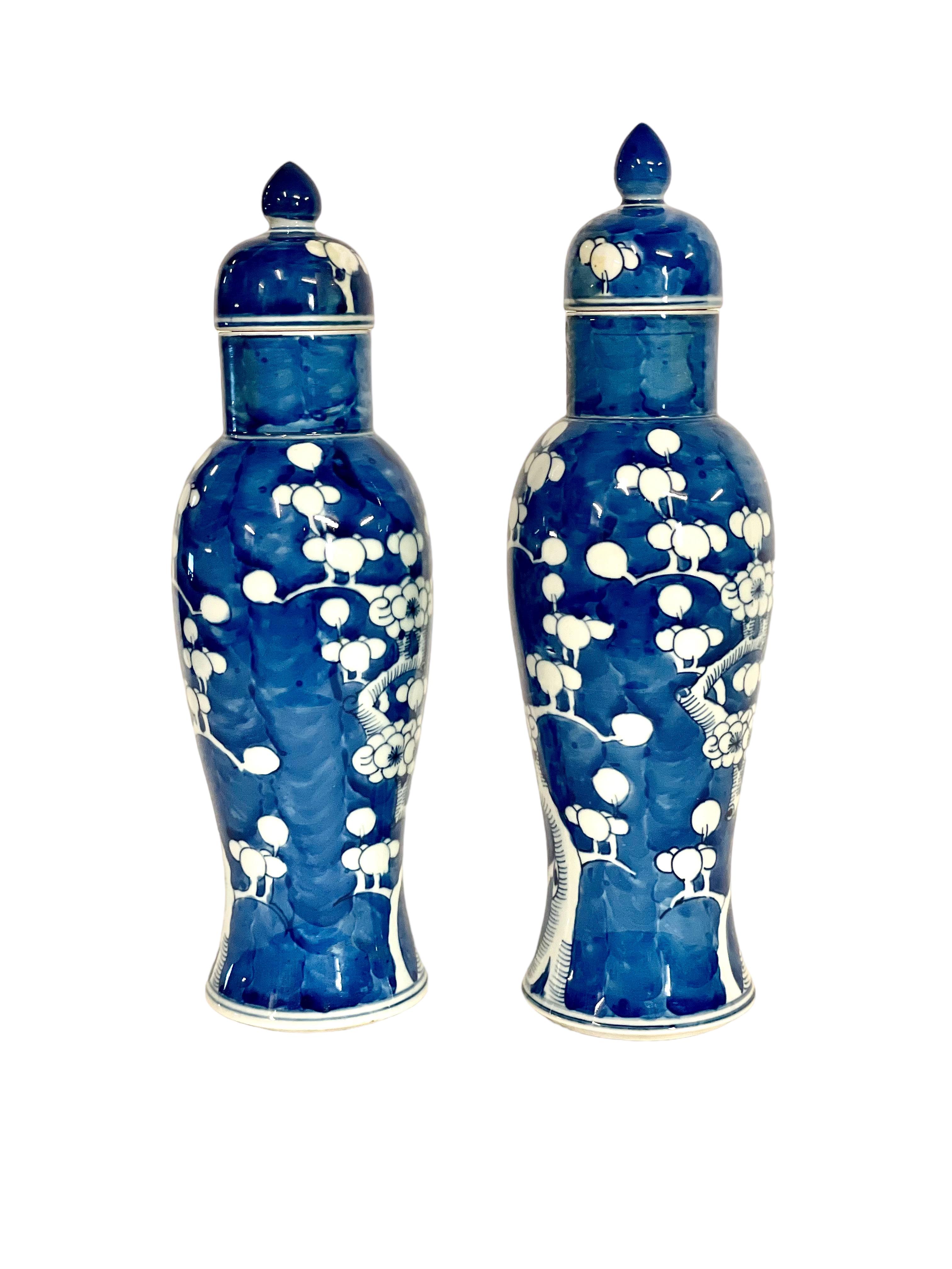 Exportation chinoise Paire de vases chinois en porcelaine à couvercle bleu et blanc en vente