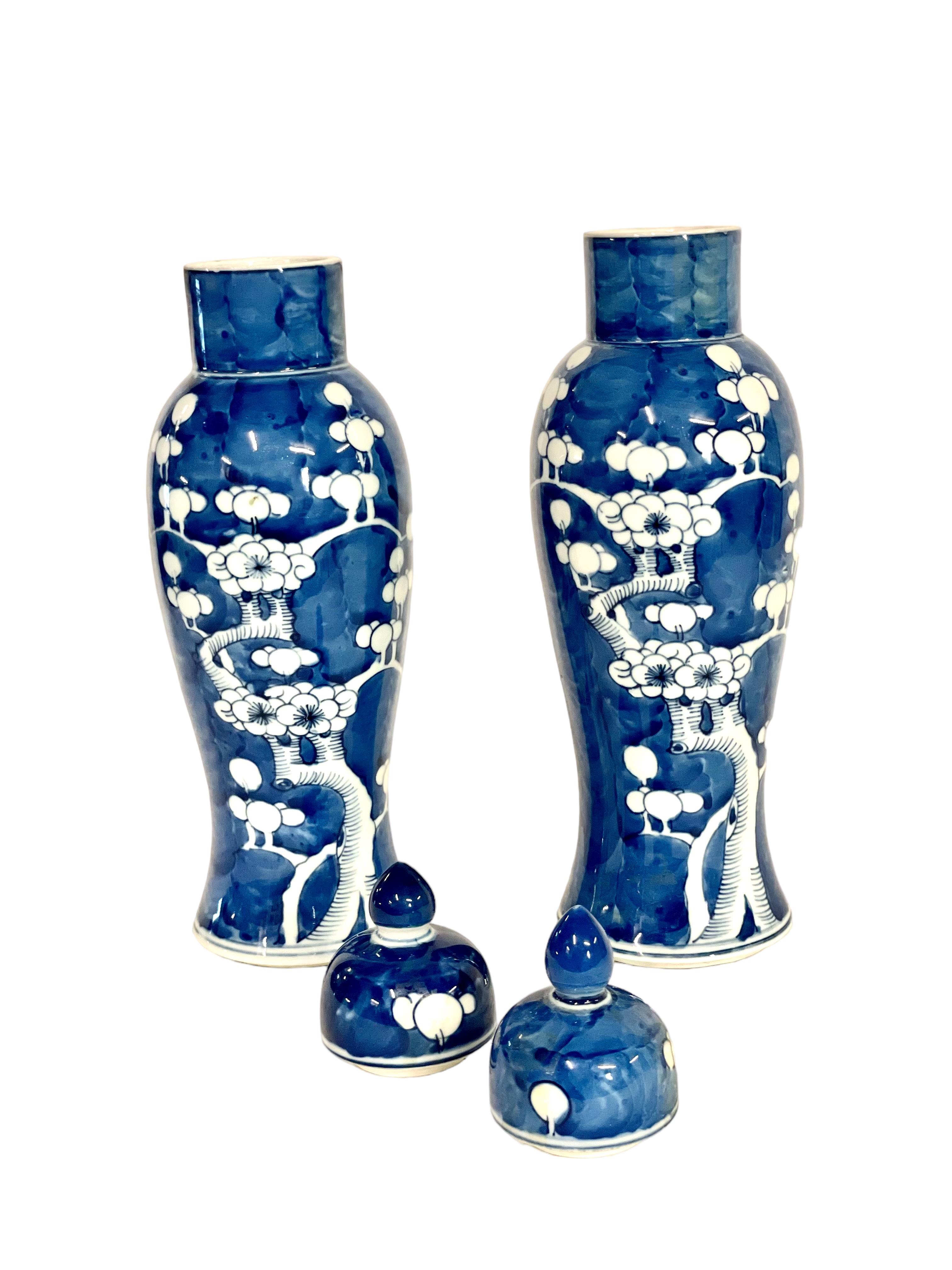 Hand-Painted Pair of Chinese Blue and White Lidded Porcelain Vases For Sale
