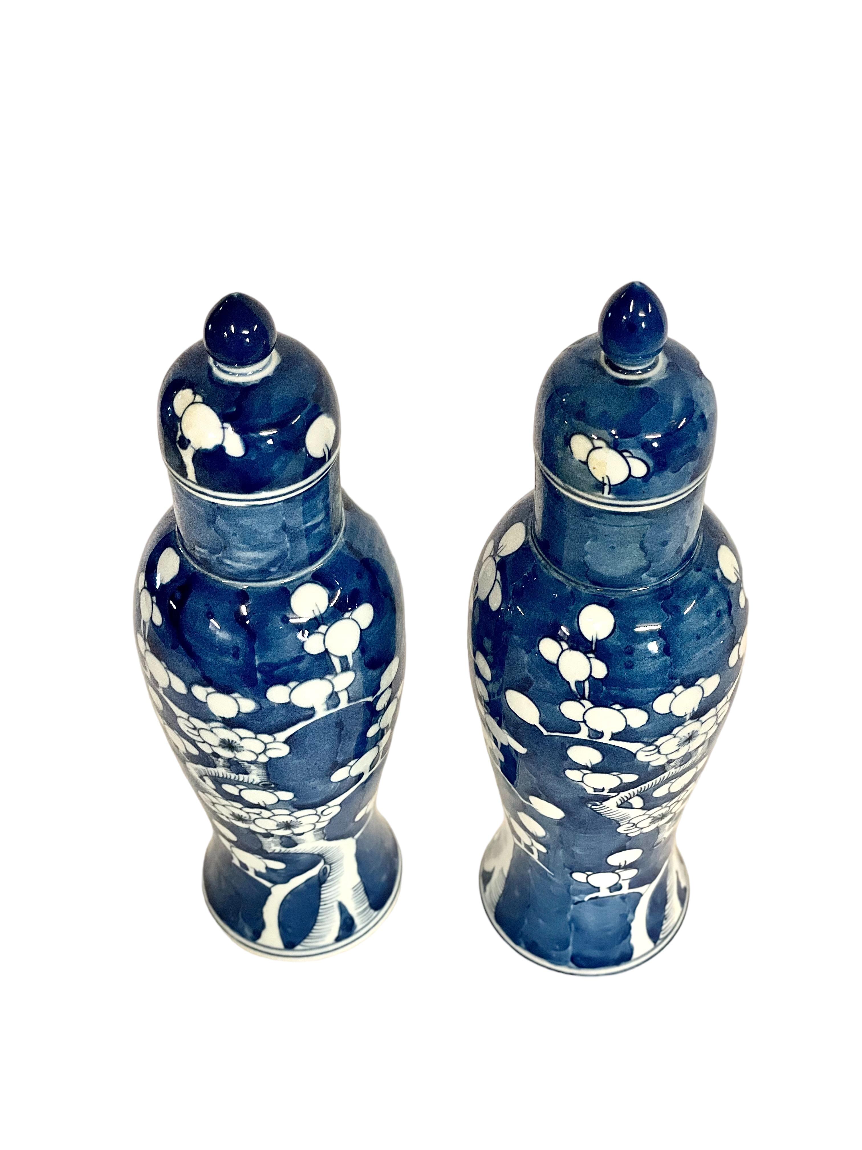 Peint à la main Paire de vases chinois en porcelaine à couvercle bleu et blanc en vente
