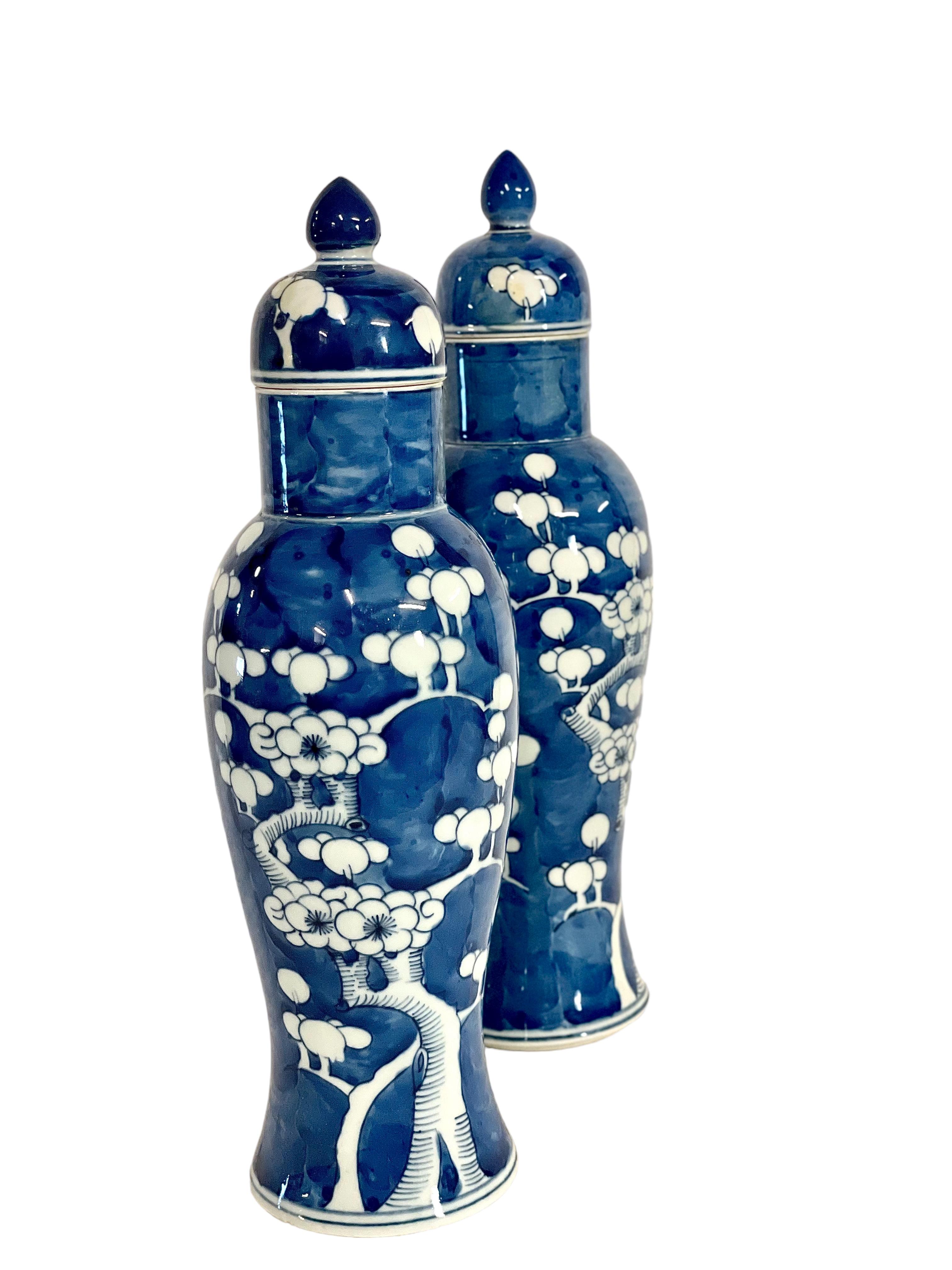 20th Century Pair of Chinese Blue and White Lidded Porcelain Vases For Sale