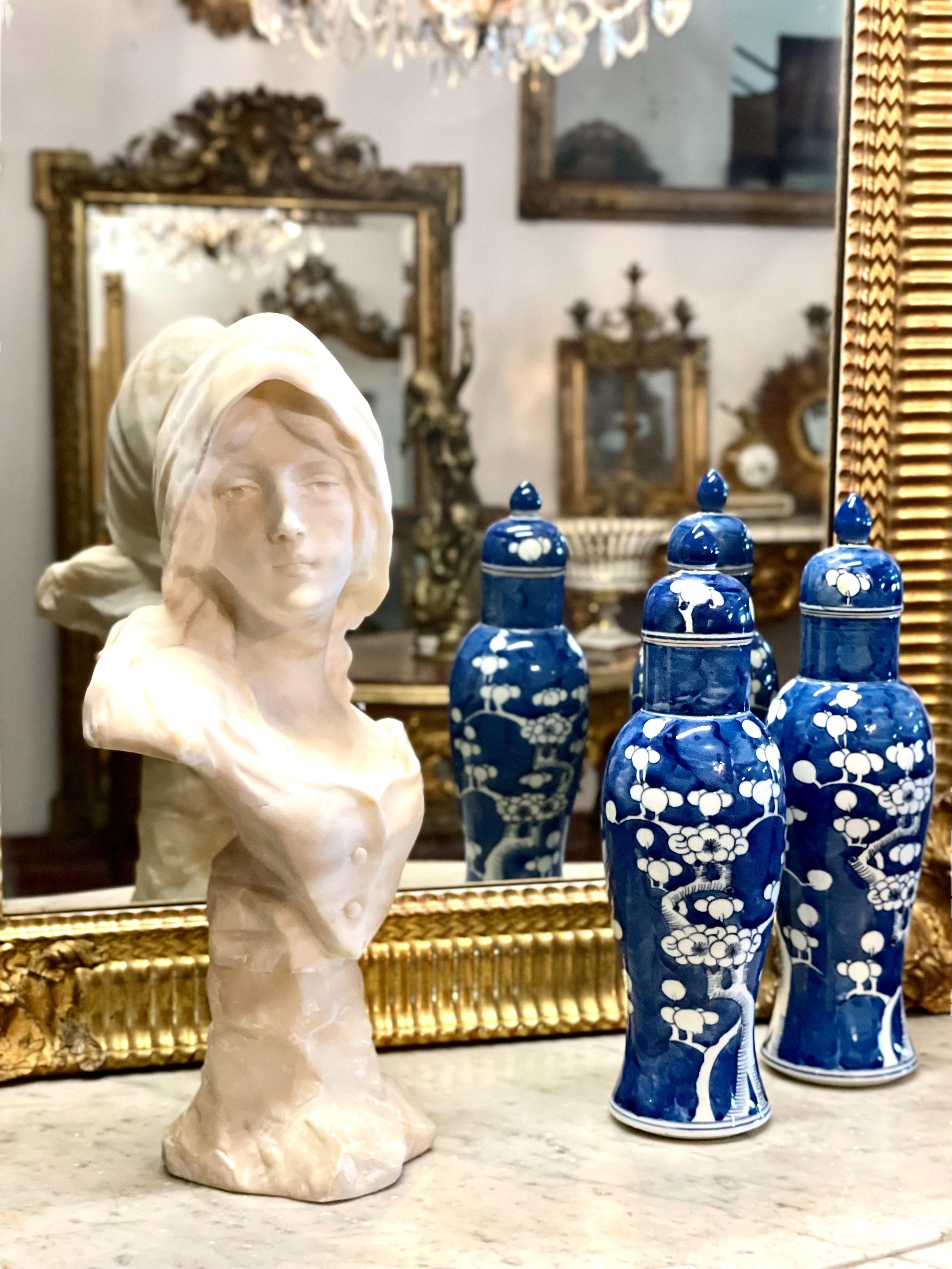 20ième siècle Paire de vases chinois en porcelaine à couvercle bleu et blanc en vente