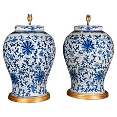 Paire de lampes de bureau chinoises en porcelaine à fleur de lotus bleue et blanche