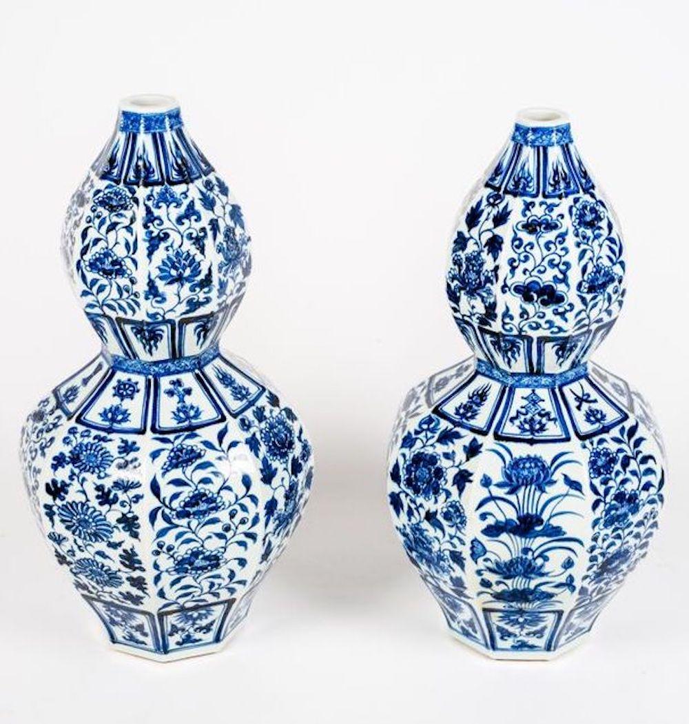 Pair of Chinese Blue and White Octagonal Double Gourd Vases 4