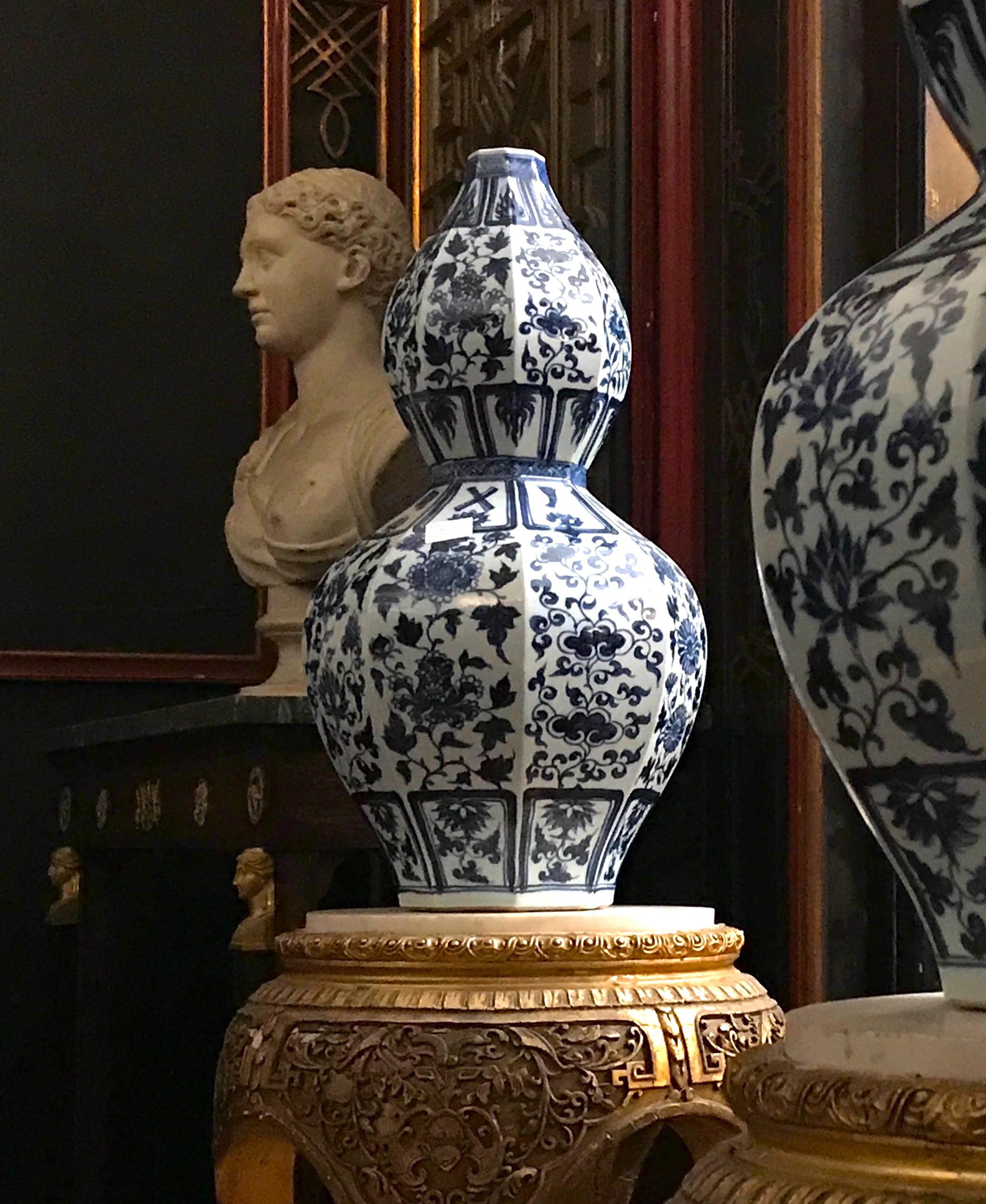 Pair of Chinese Blue and White Octagonal Double Gourd Vases 6
