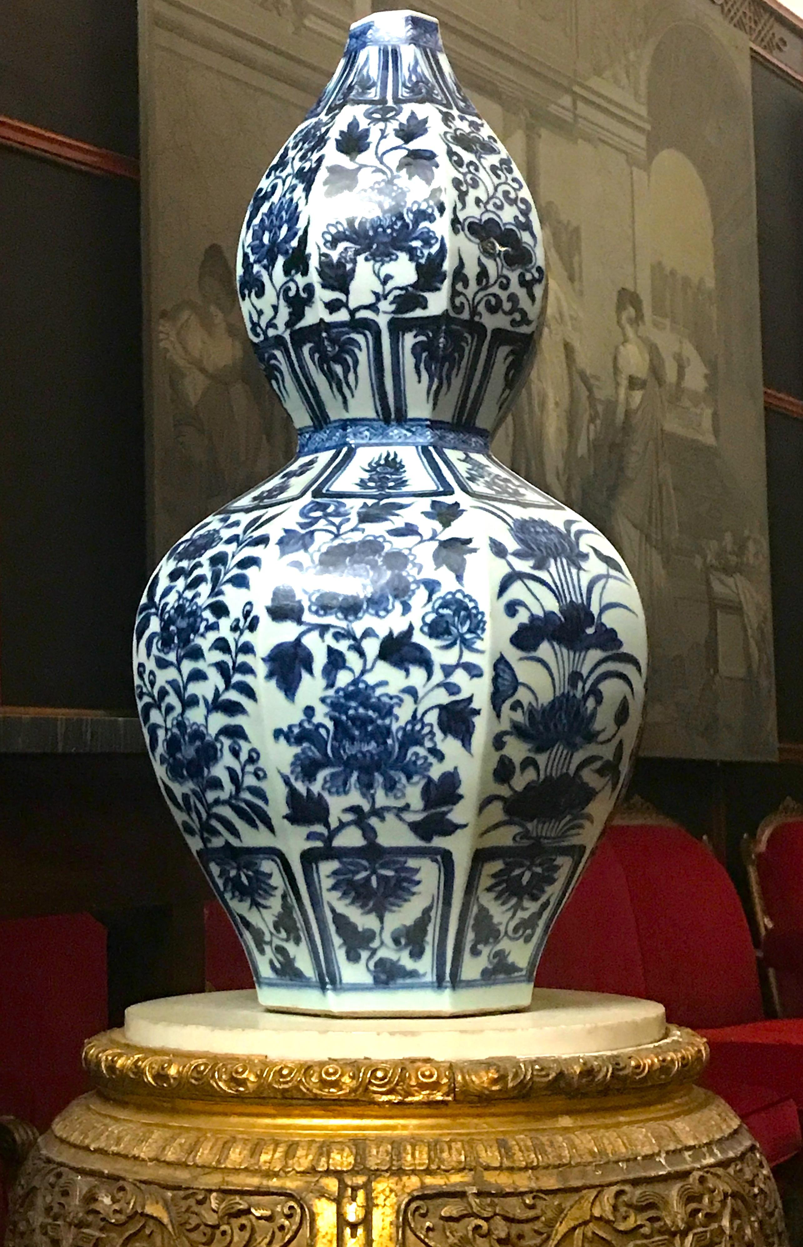 Pair of Chinese Blue and White Octagonal Double Gourd Vases 8