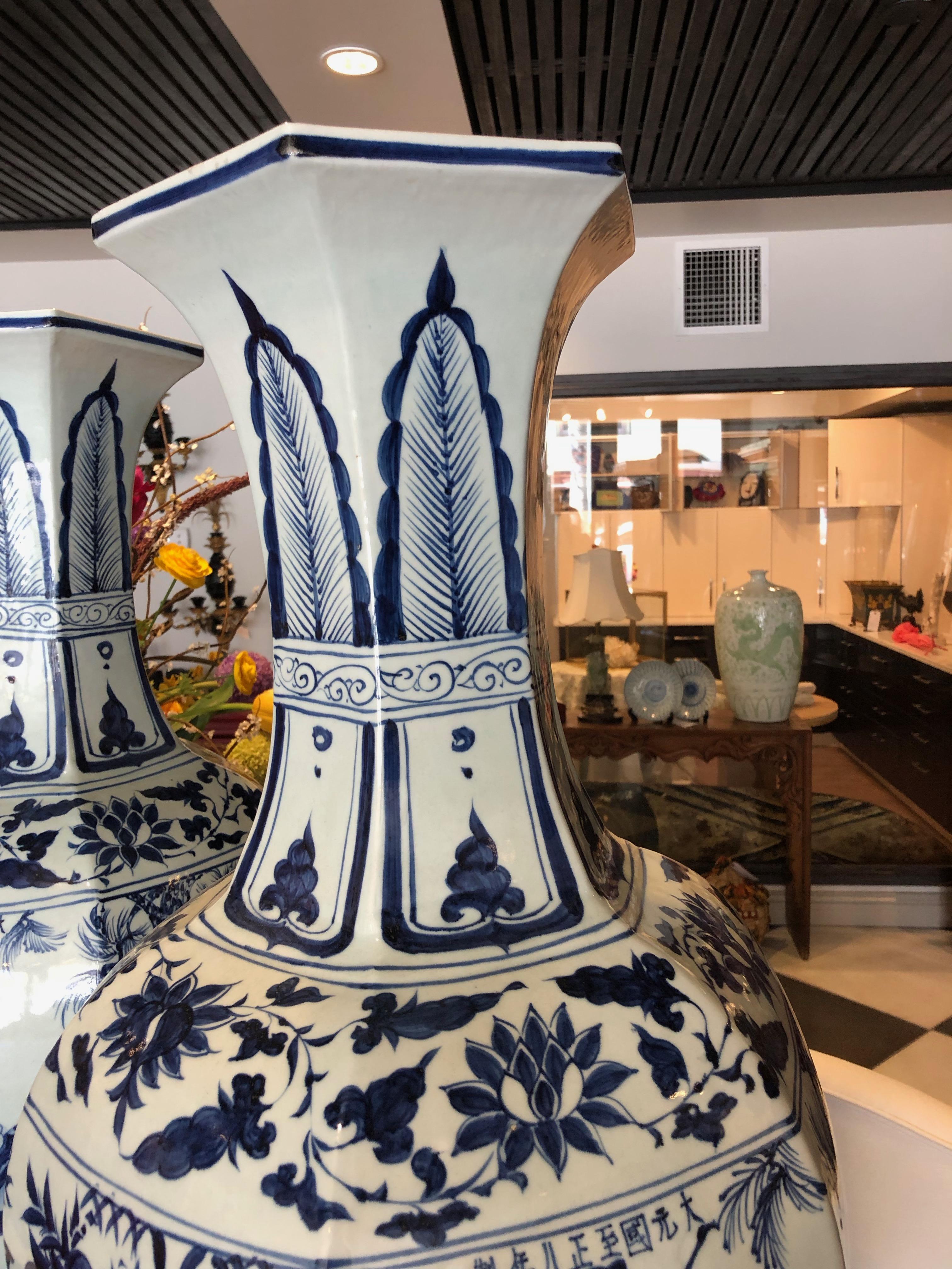 Chinese Export Pair of Chinese Blue and White Vases