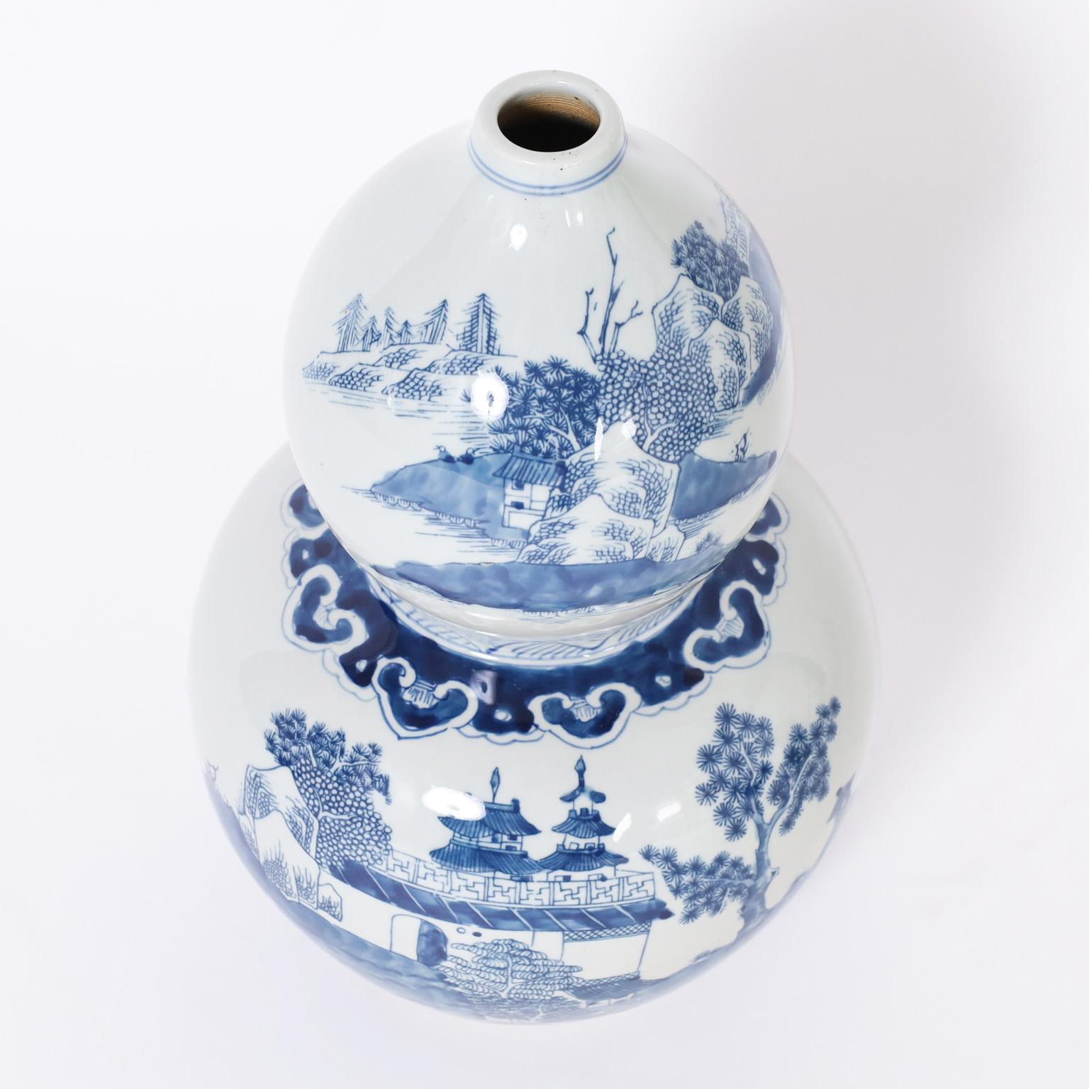 Exportation chinoise Paire de vases à double gourde en porcelaine bleue et blanche de Chine en vente