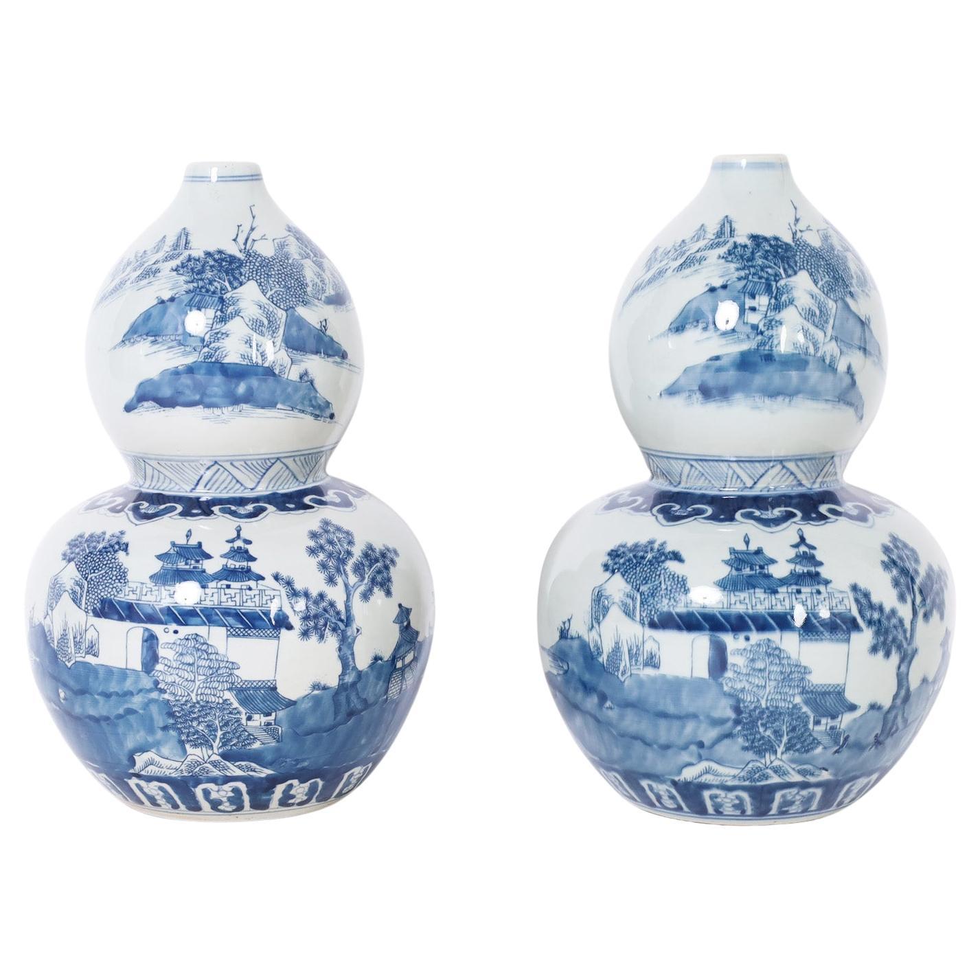 Paire de vases à double gourde en porcelaine bleue et blanche de Chine