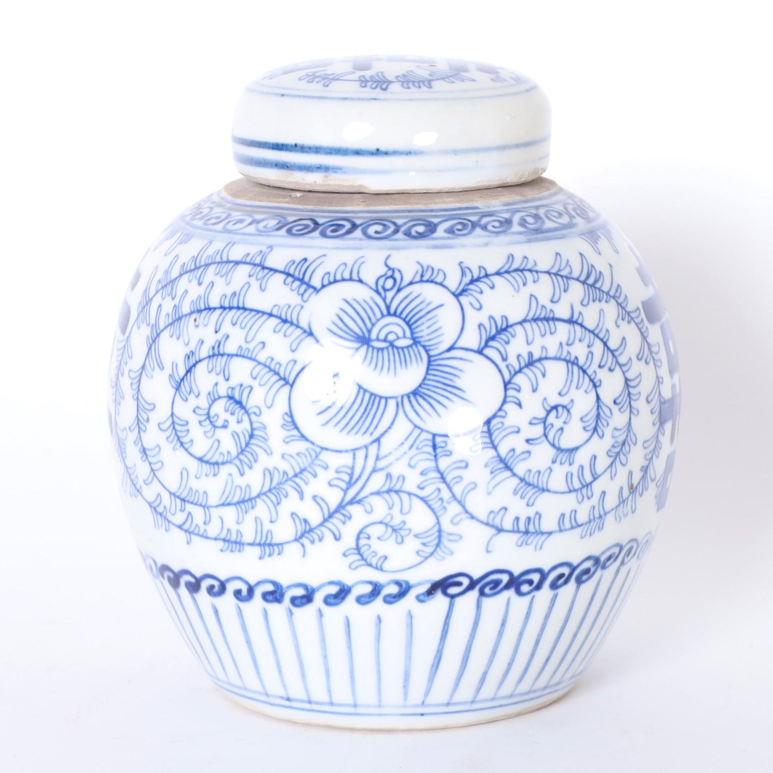 XXIe siècle et contemporain Paire de boîtes à thé chinoises à double bonheur en porcelaine bleue et blanche en vente