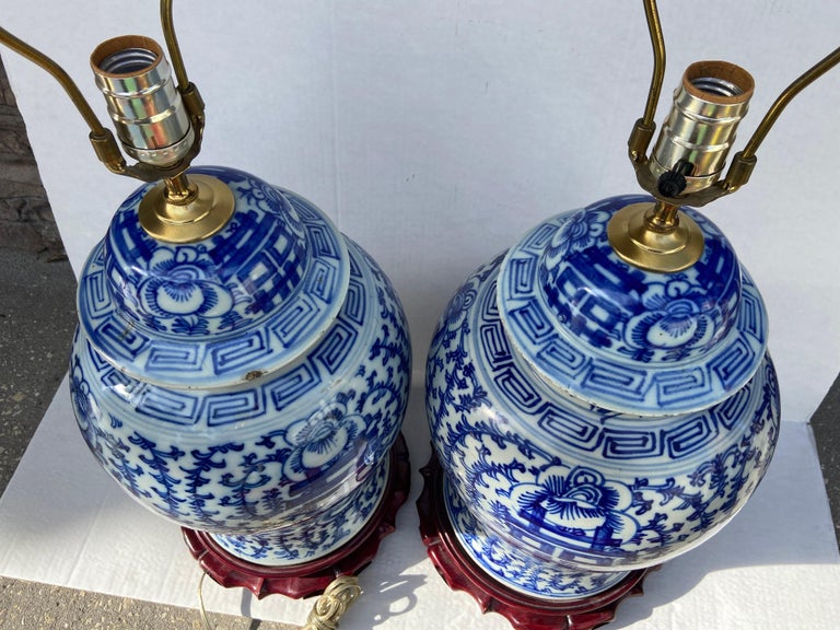 Pair of Chinese Blue and White Porcelain Ginger Jar Lamps For Sale 1