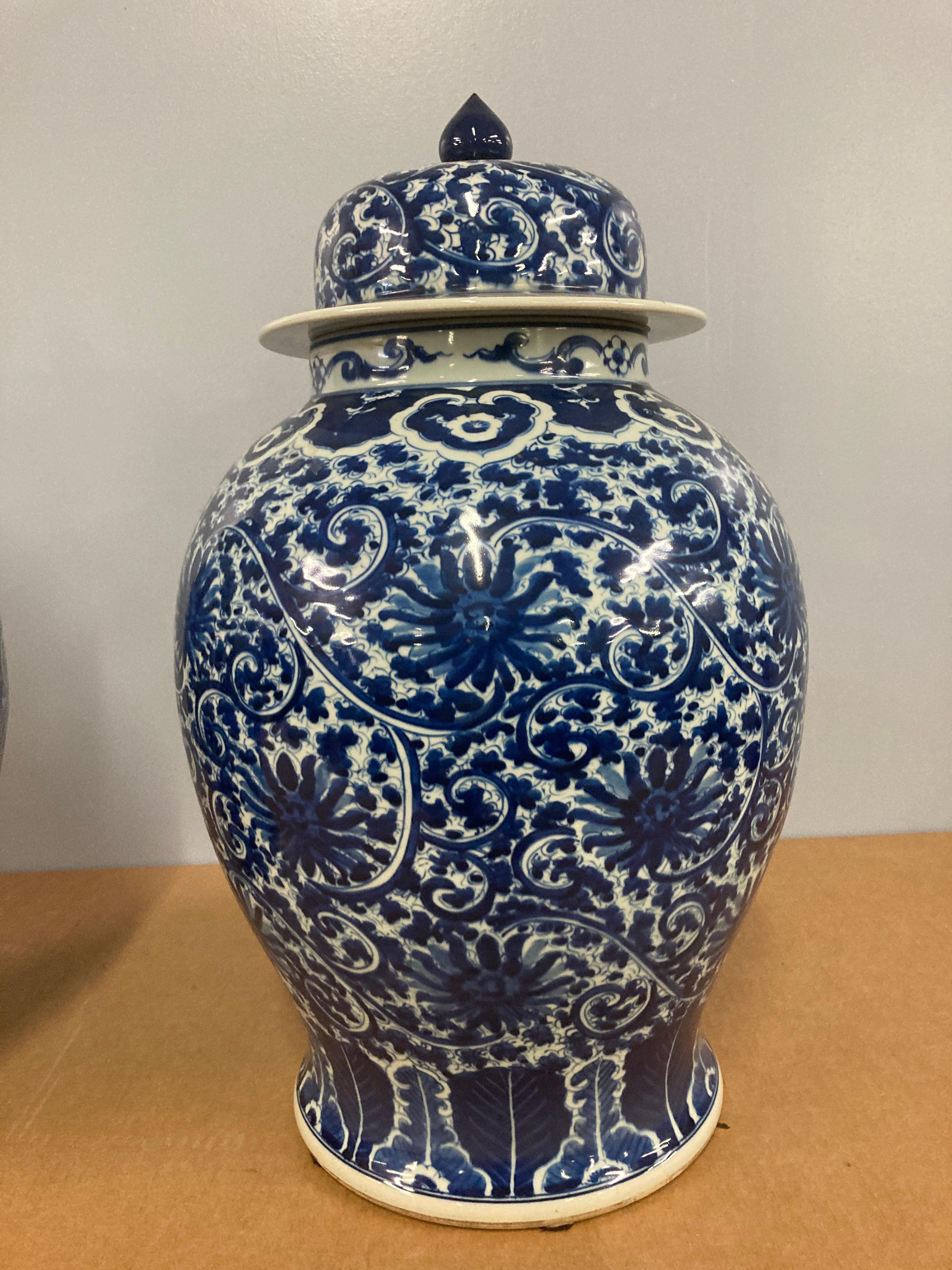 A pair of blue and white Chinese porcelain ginger jars in the Kangi period style, dating from the late 20th century.