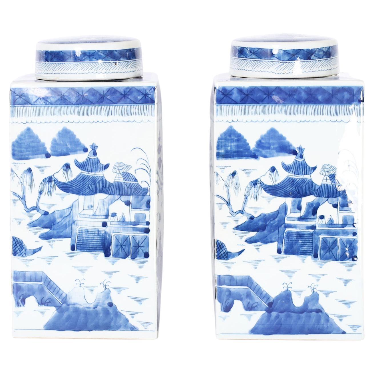 Paire de pots ou de boîtes chinoises en porcelaine bleue et blanche