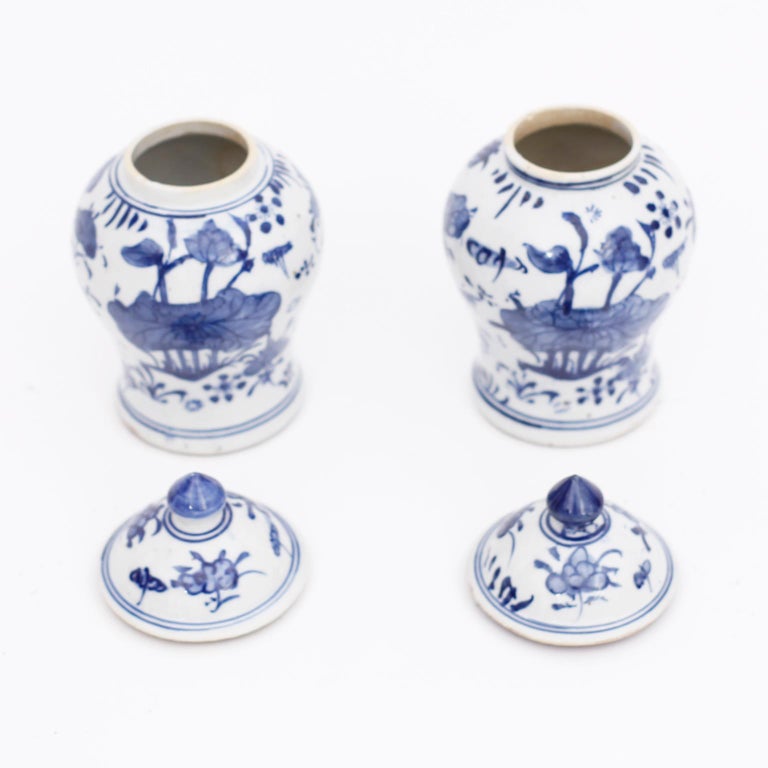 Chinese Export Pair of Chinese Blue and White Porcelain Lidded Ginger Jars For Sale