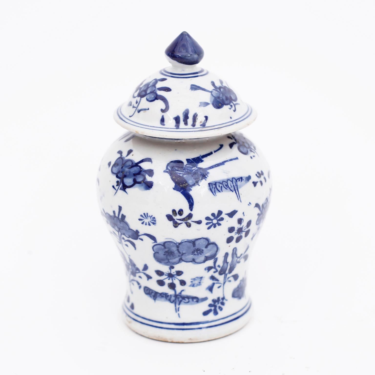 Pair of Chinese Blue and White Porcelain Lidded Ginger Jars In Good Condition In Palm Beach, FL