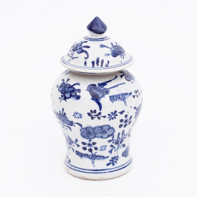 Pair of Chinese Blue and White Porcelain Lidded Ginger Jars In Good Condition For Sale In Palm Beach, FL