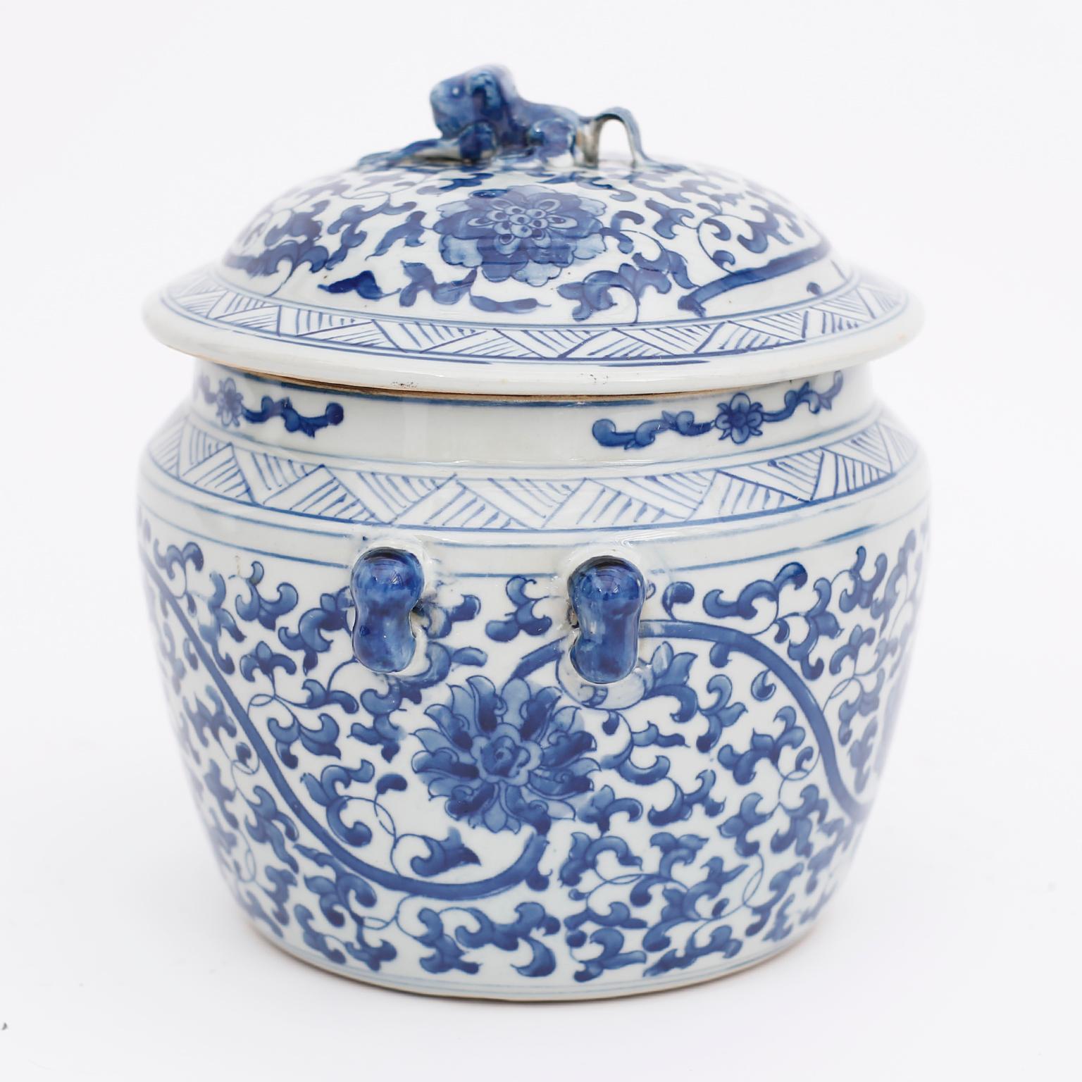 Pair of Chinese Blue and White Porcelain Lidded Jars In Good Condition In Palm Beach, FL