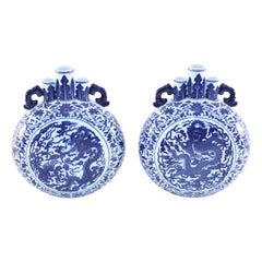 Pareja de jarrones de porcelana china azul y blanca con forma de luna