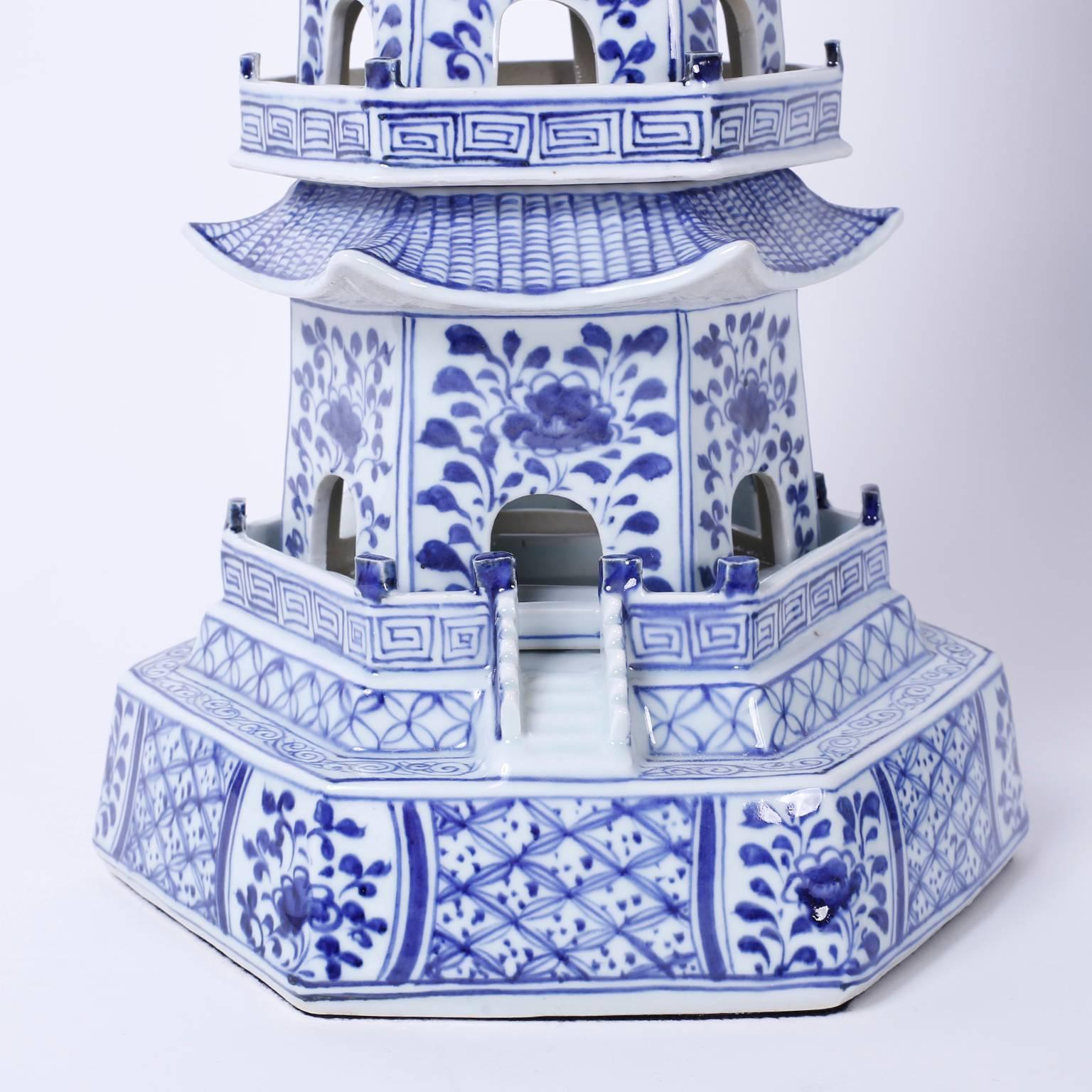 Paar chinesische Pagoden aus blauem und weißem Porzellan im Zustand „Hervorragend“ in Palm Beach, FL