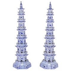 Paire de pagodes chinoises en porcelaine bleue et blanche