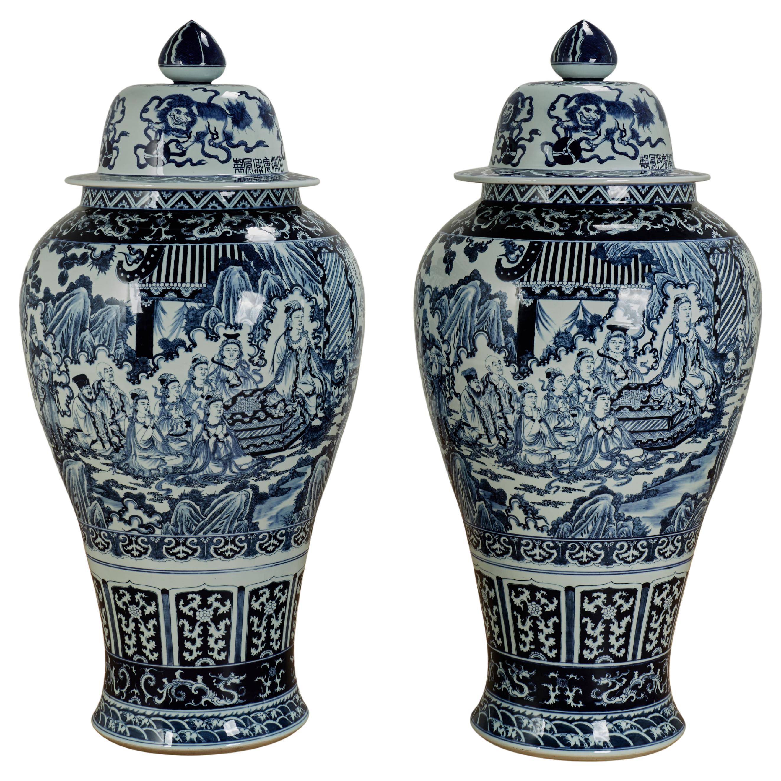 Coppia di urne da palazzo cinesi in porcellana blu e bianca