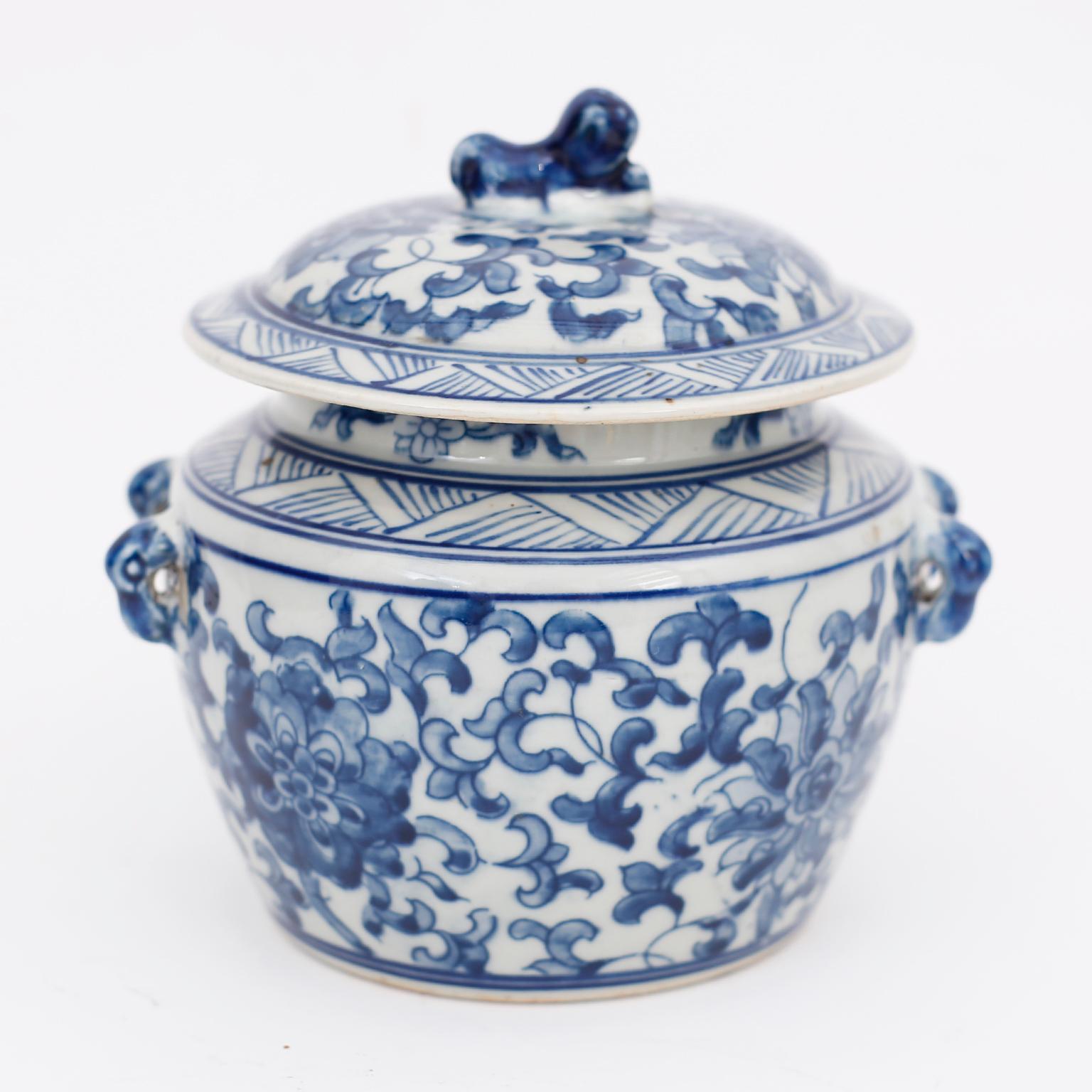 Chinoiserie Pair of Chinese Blue and White Porcelain Petit Lidded Pots