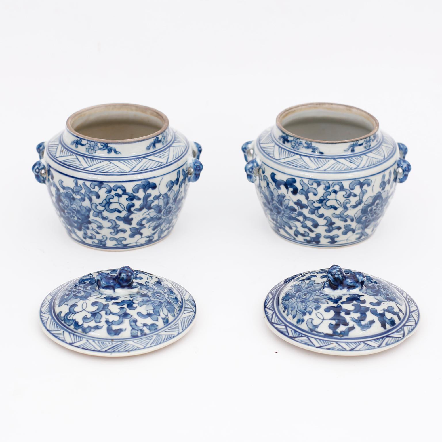 Pair of Chinese Blue and White Porcelain Petit Lidded Pots In Good Condition In Palm Beach, FL