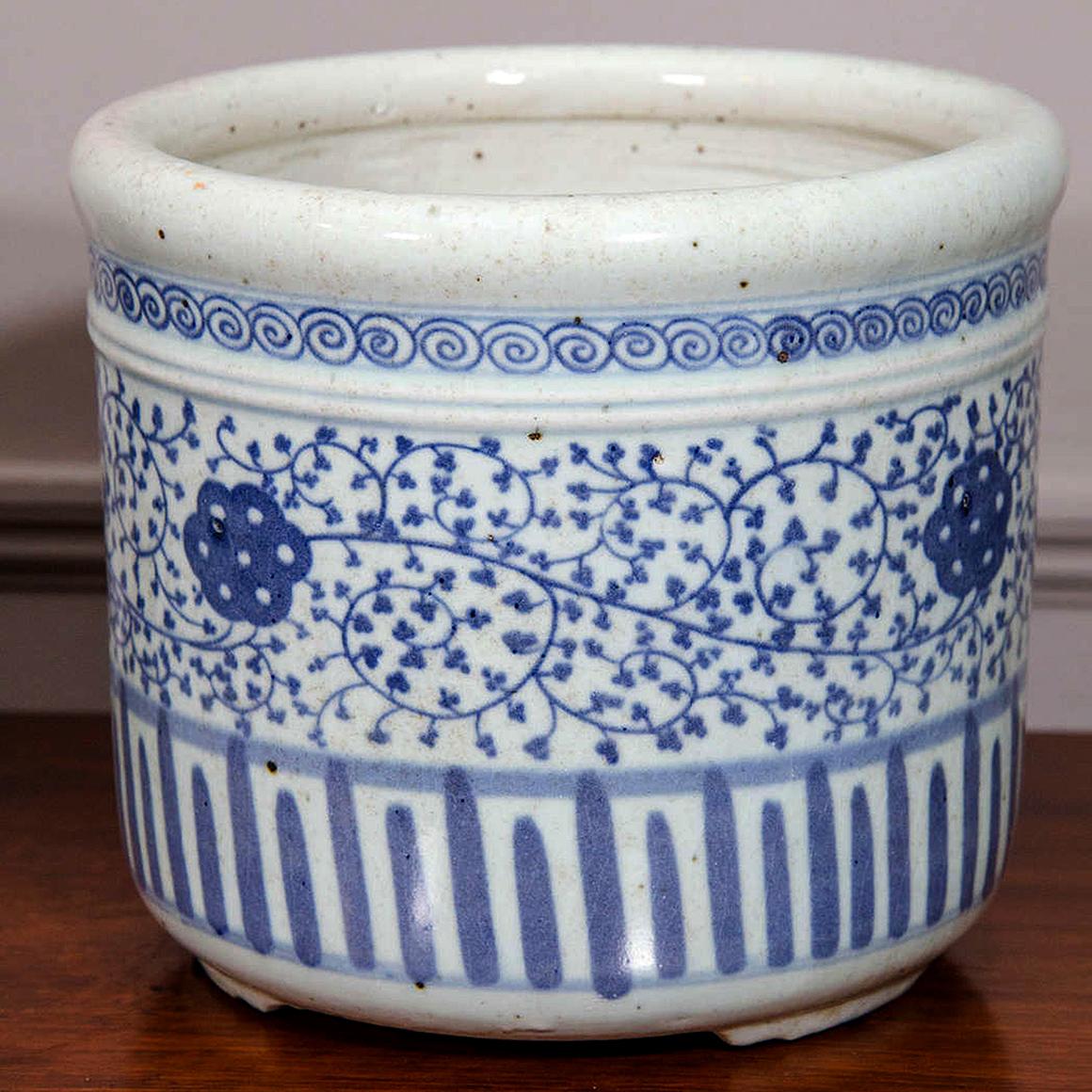 Pair of Chinese Blue and White Porcelain Planters (Chinesisch)