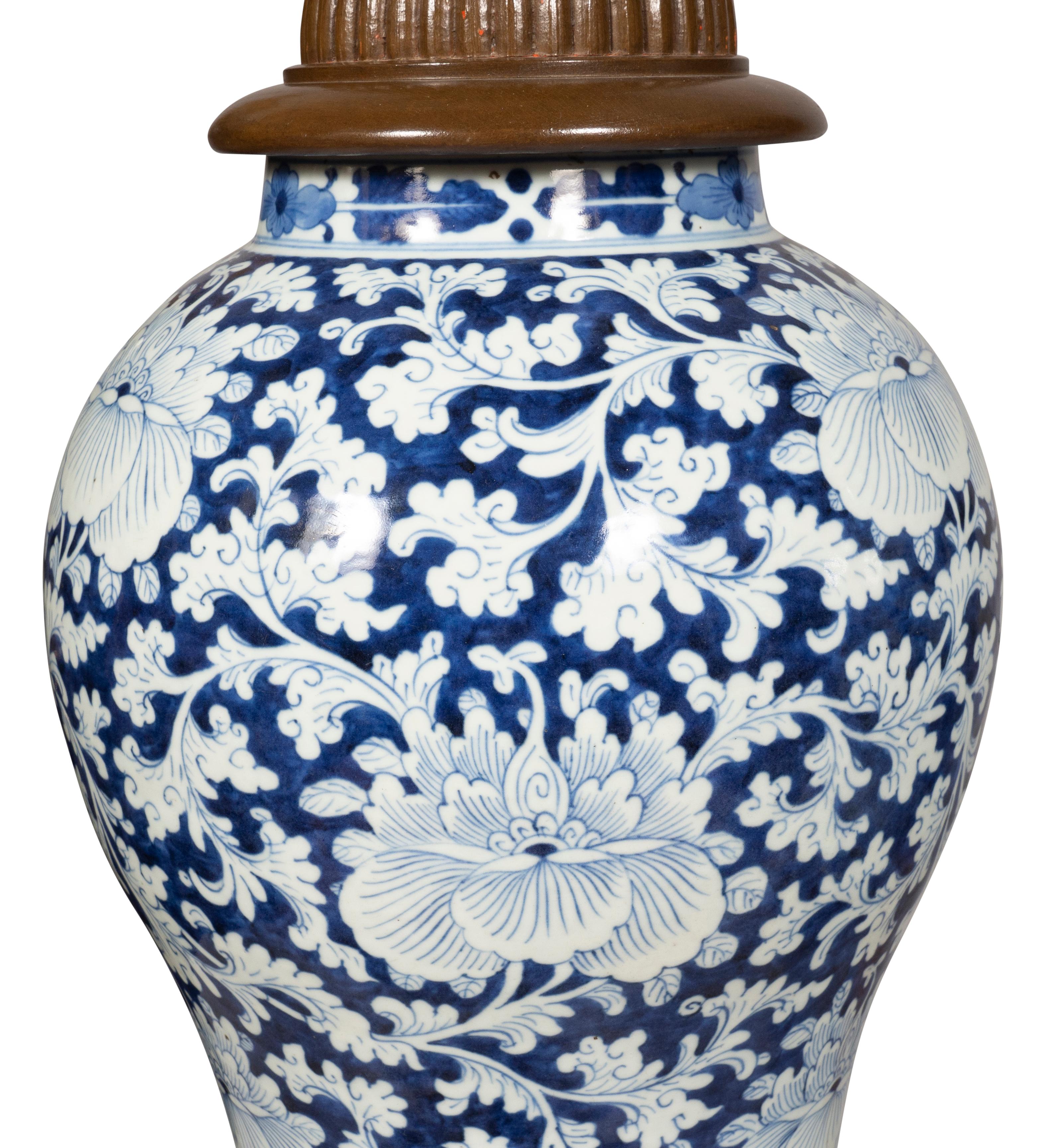 Paire de lampes de bureau chinoises en porcelaine bleue et blanche 5