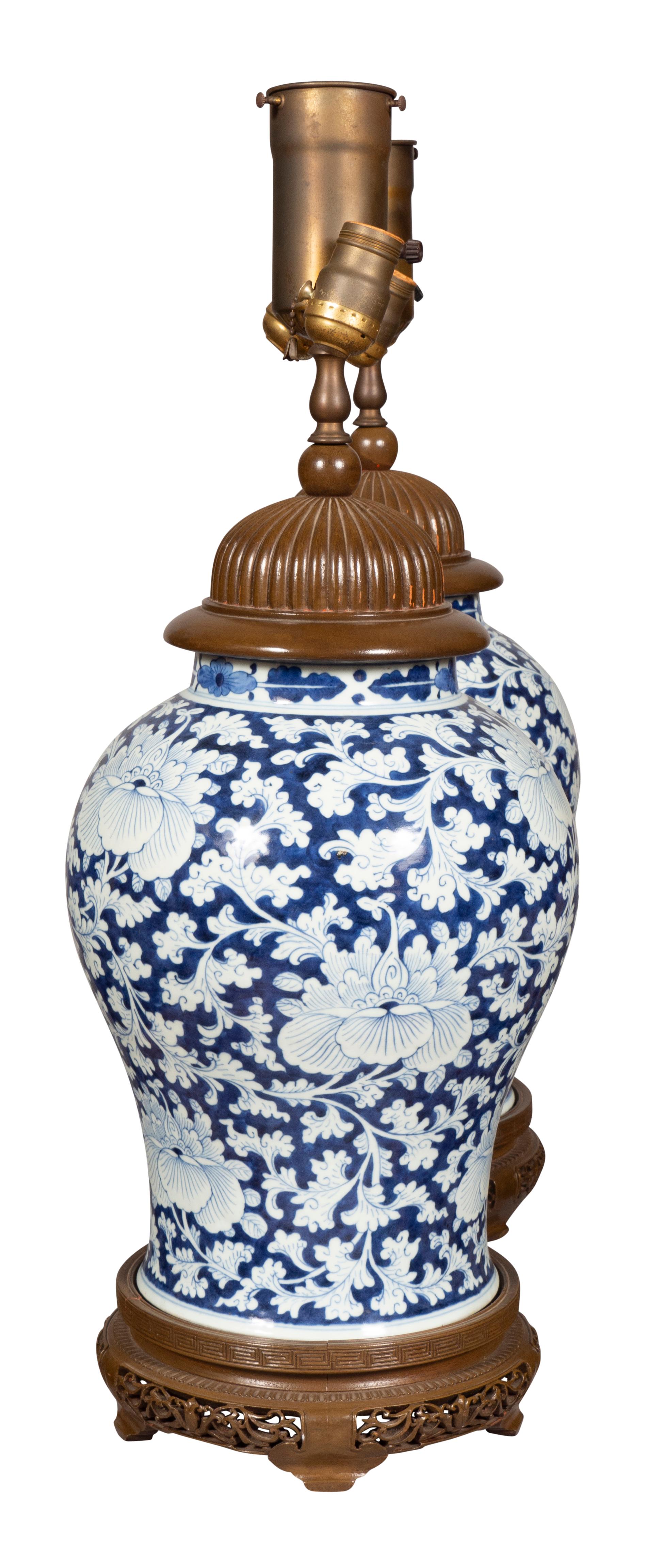 Chinois Paire de lampes de bureau chinoises en porcelaine bleue et blanche