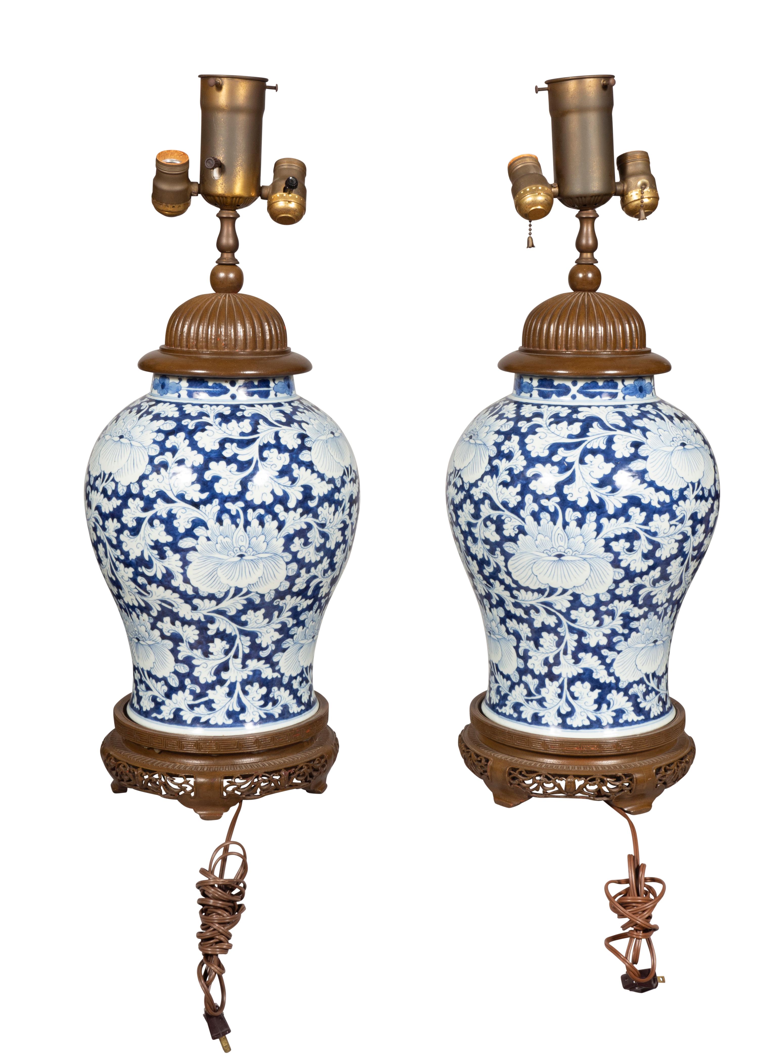19th Century Pair Of Chinese Blue And White Porcelain Table Lamps For Sale