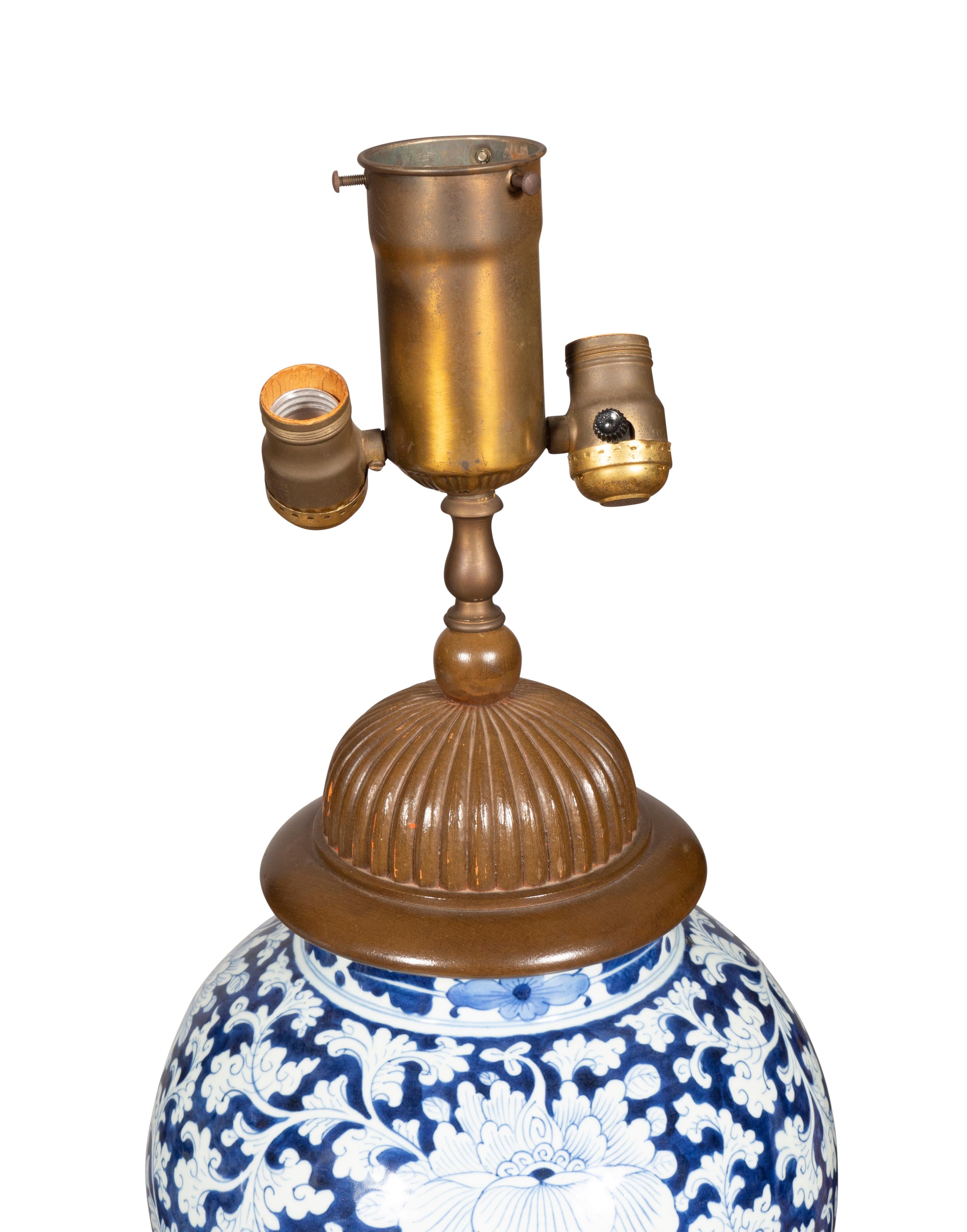 XIXe siècle Paire de lampes de bureau chinoises en porcelaine bleue et blanche