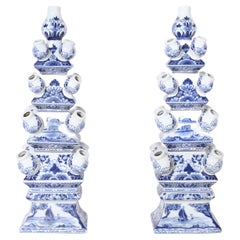 Paire de tours tulipieres chinoises en porcelaine bleue et blanche